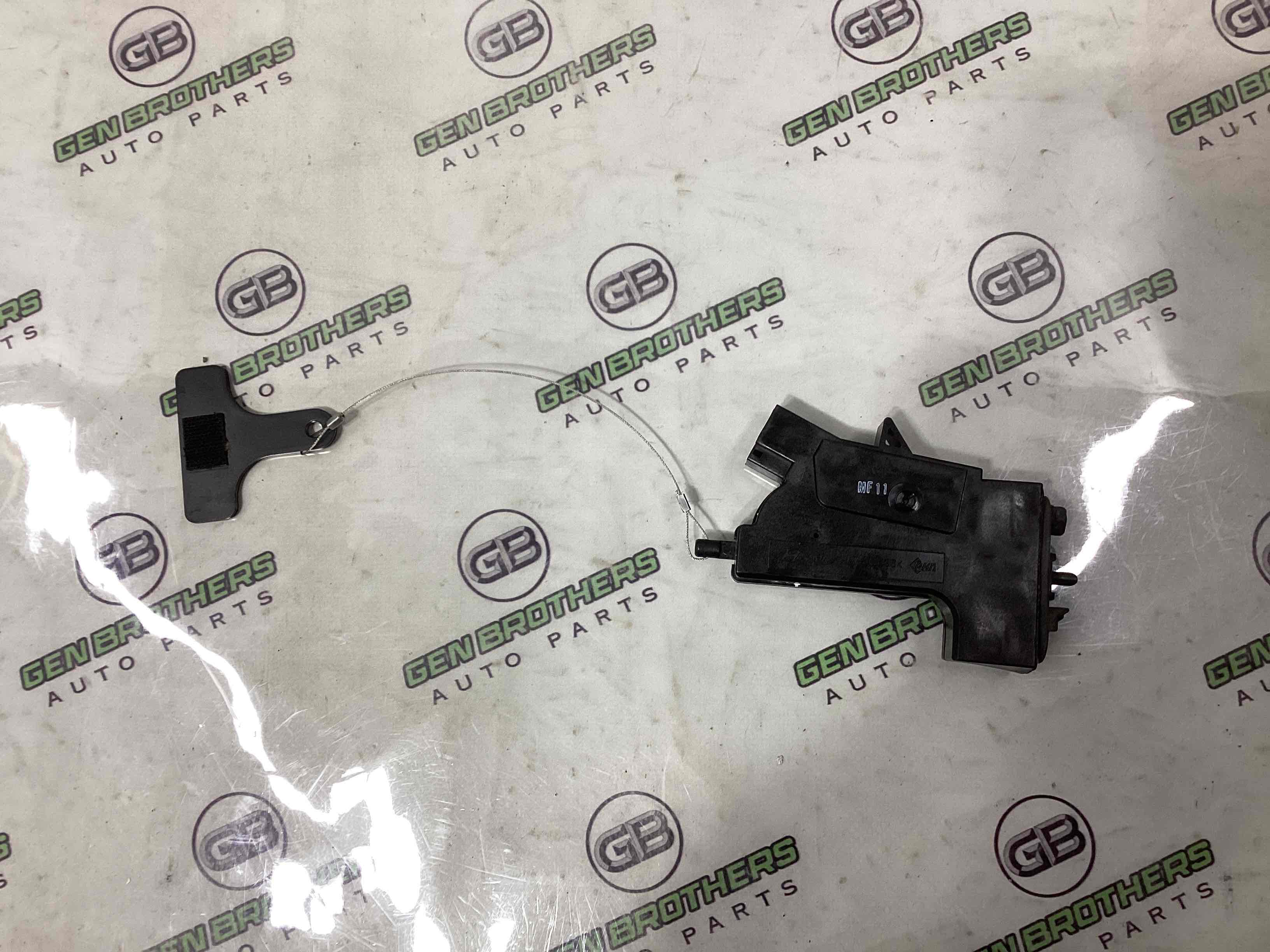 Замок лючка бензобака