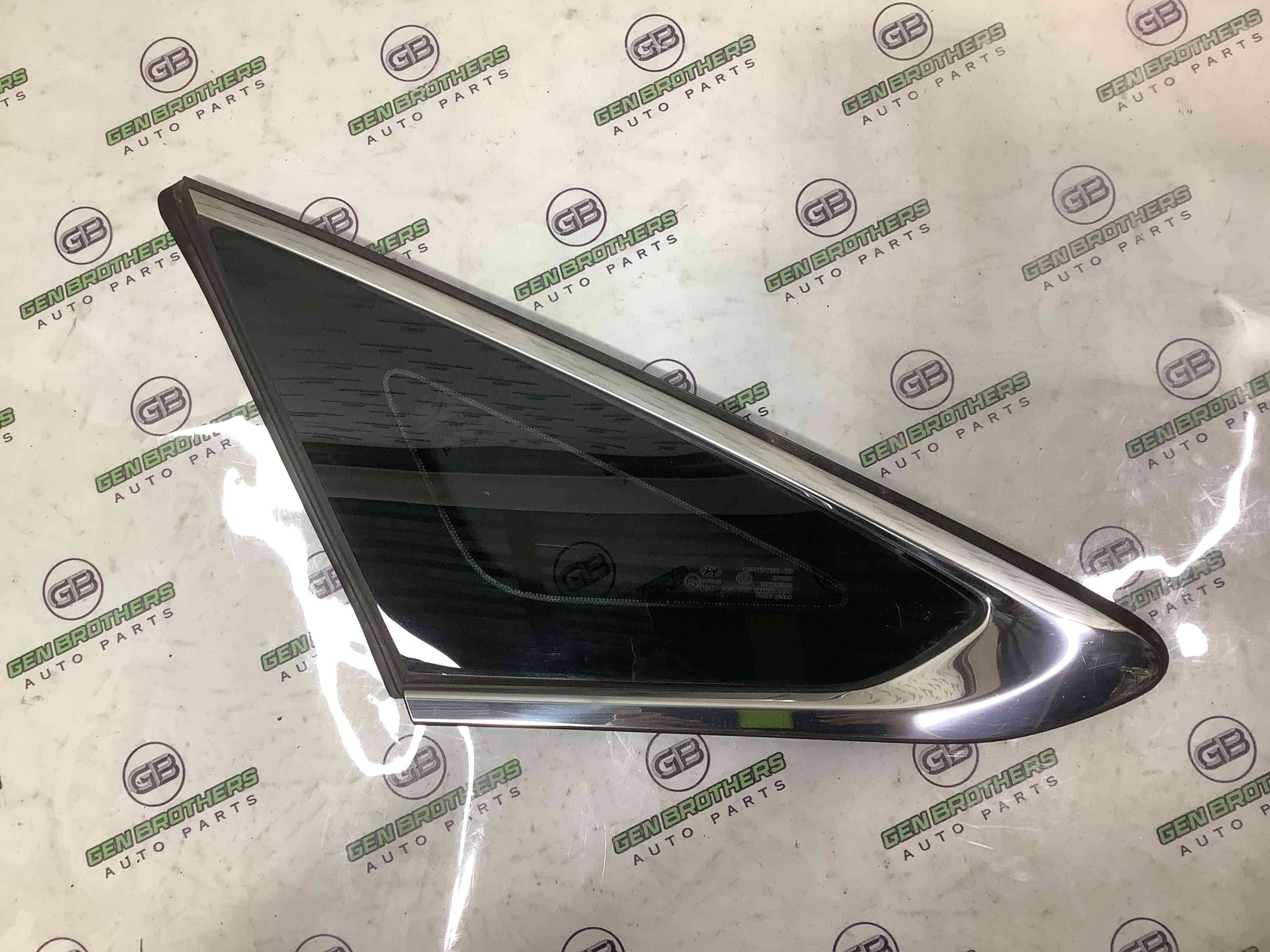 Скло кузова ліве