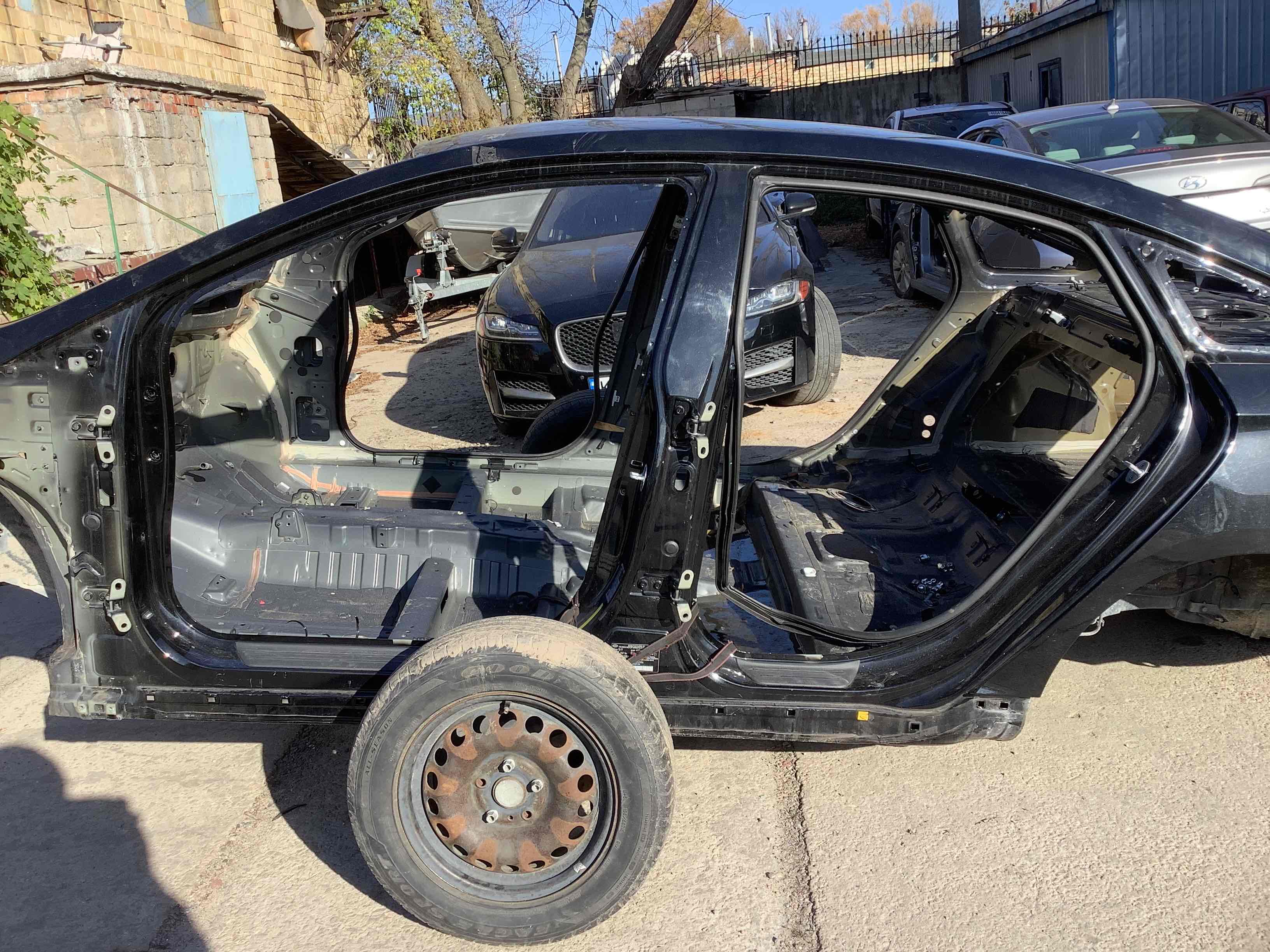 Стійки кузова та пороги