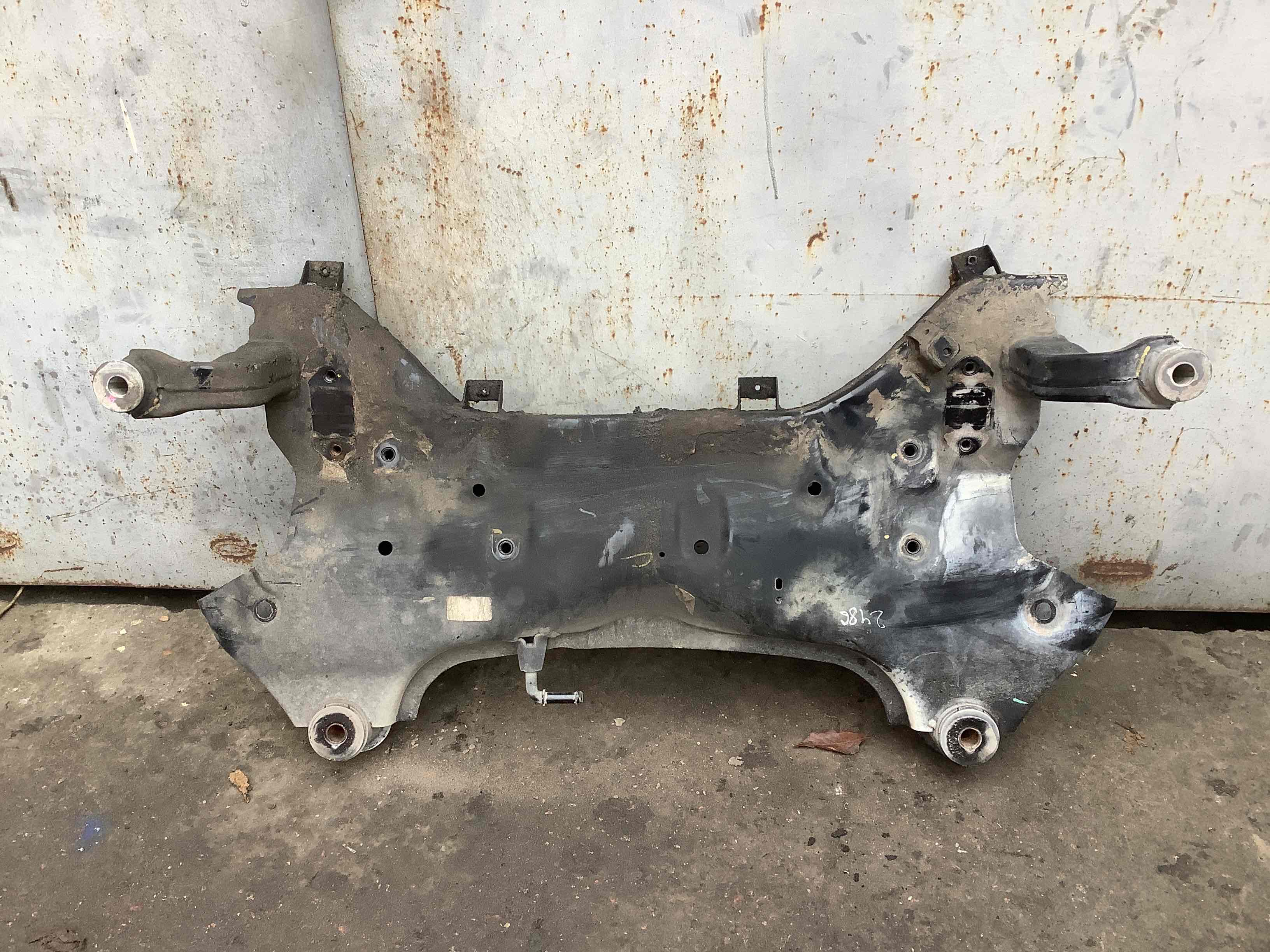 Балка підвіски передня підрамник