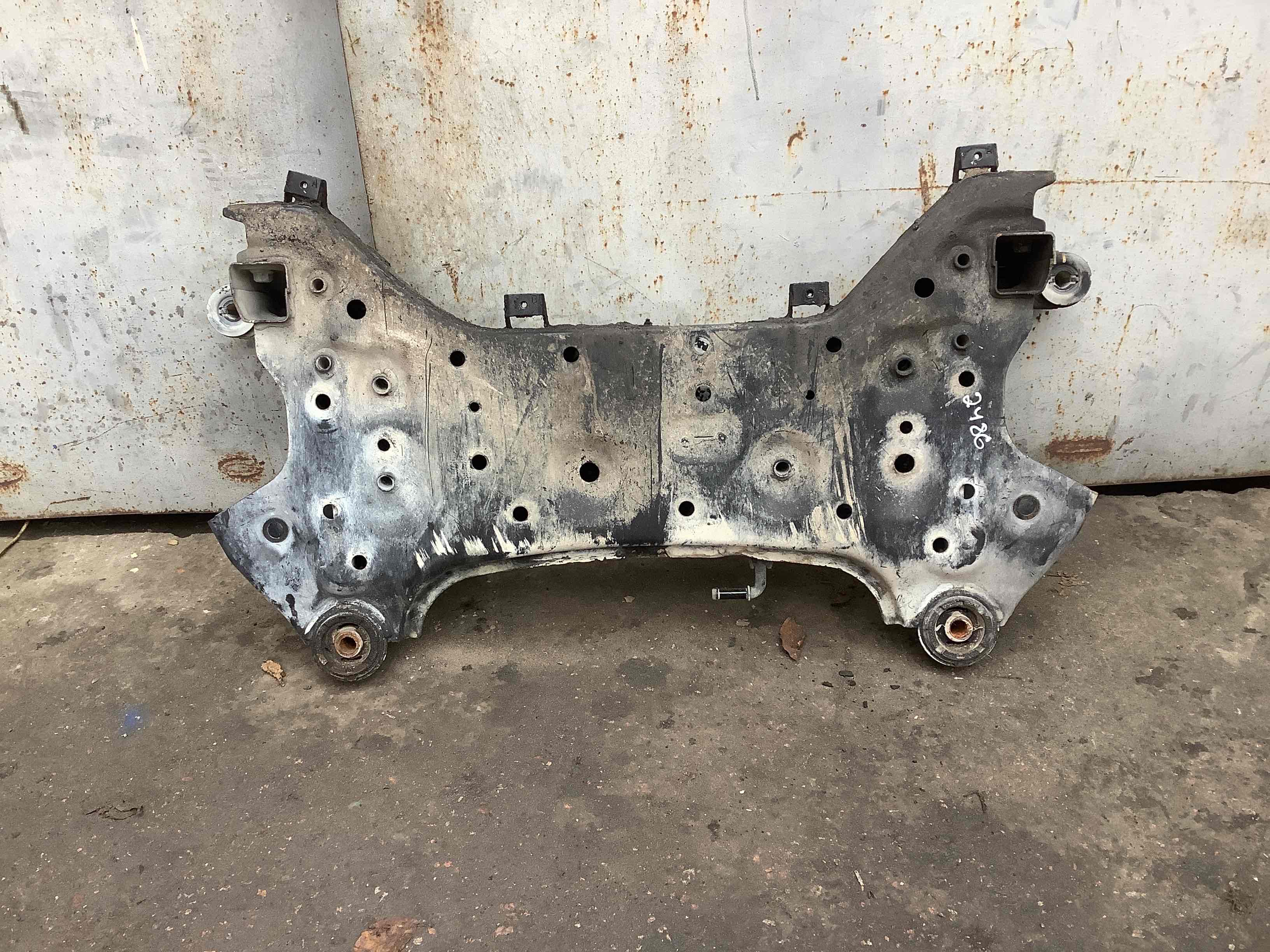 Балка підвіски передня підрамник