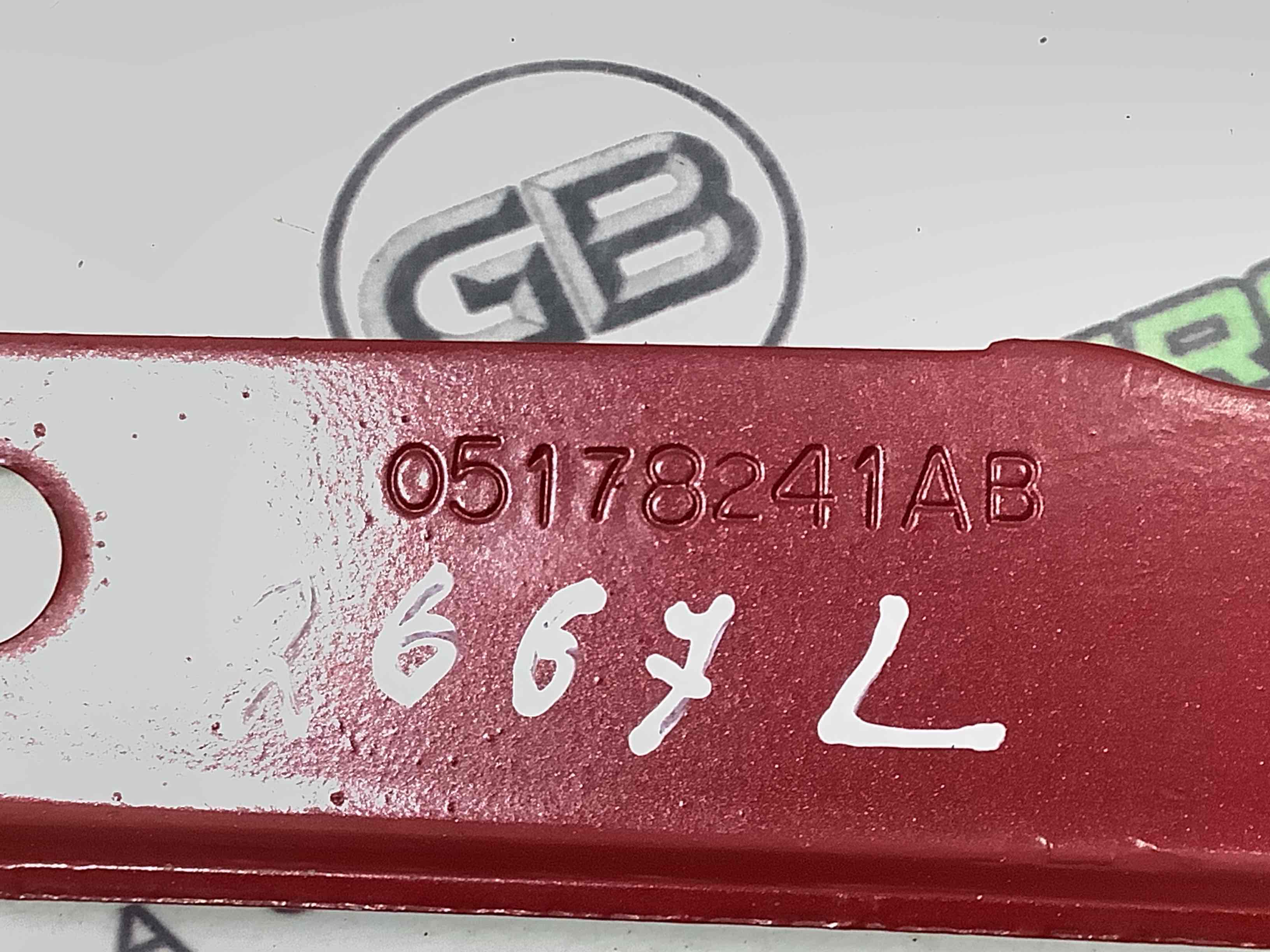 Петля капота, кронштейн капота