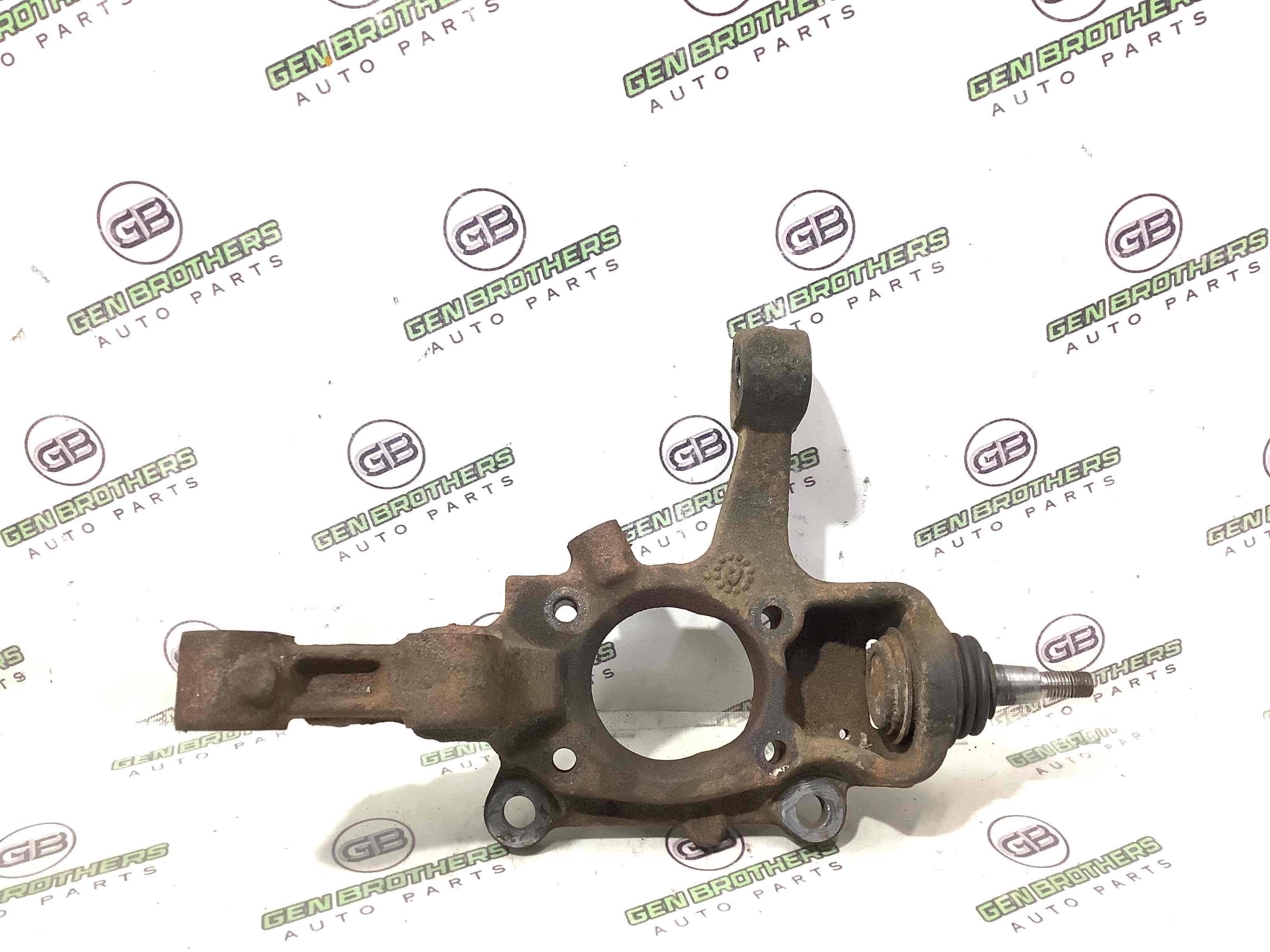 Кулак поворотний правий