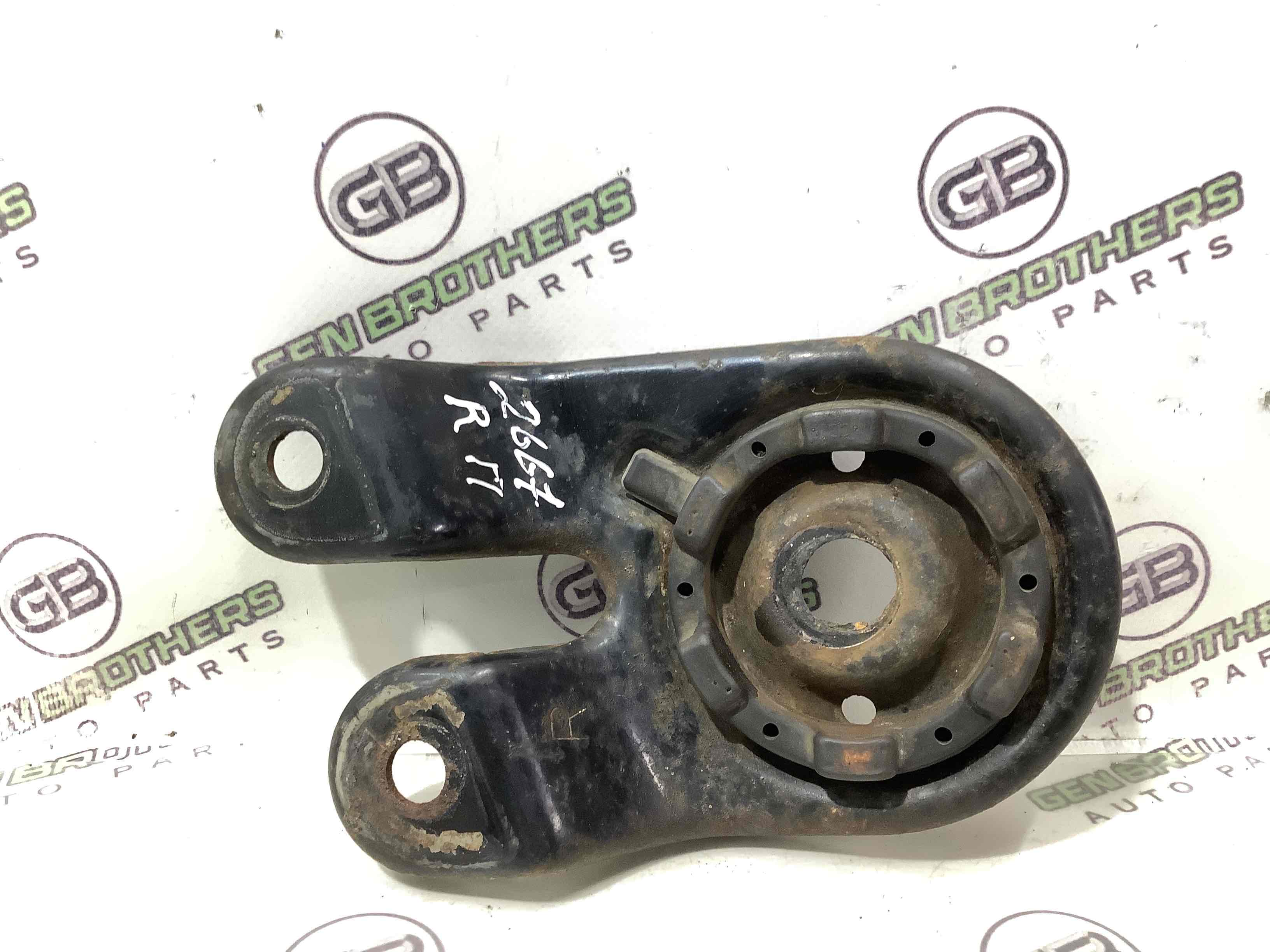 Кронштейн переднього підрамника