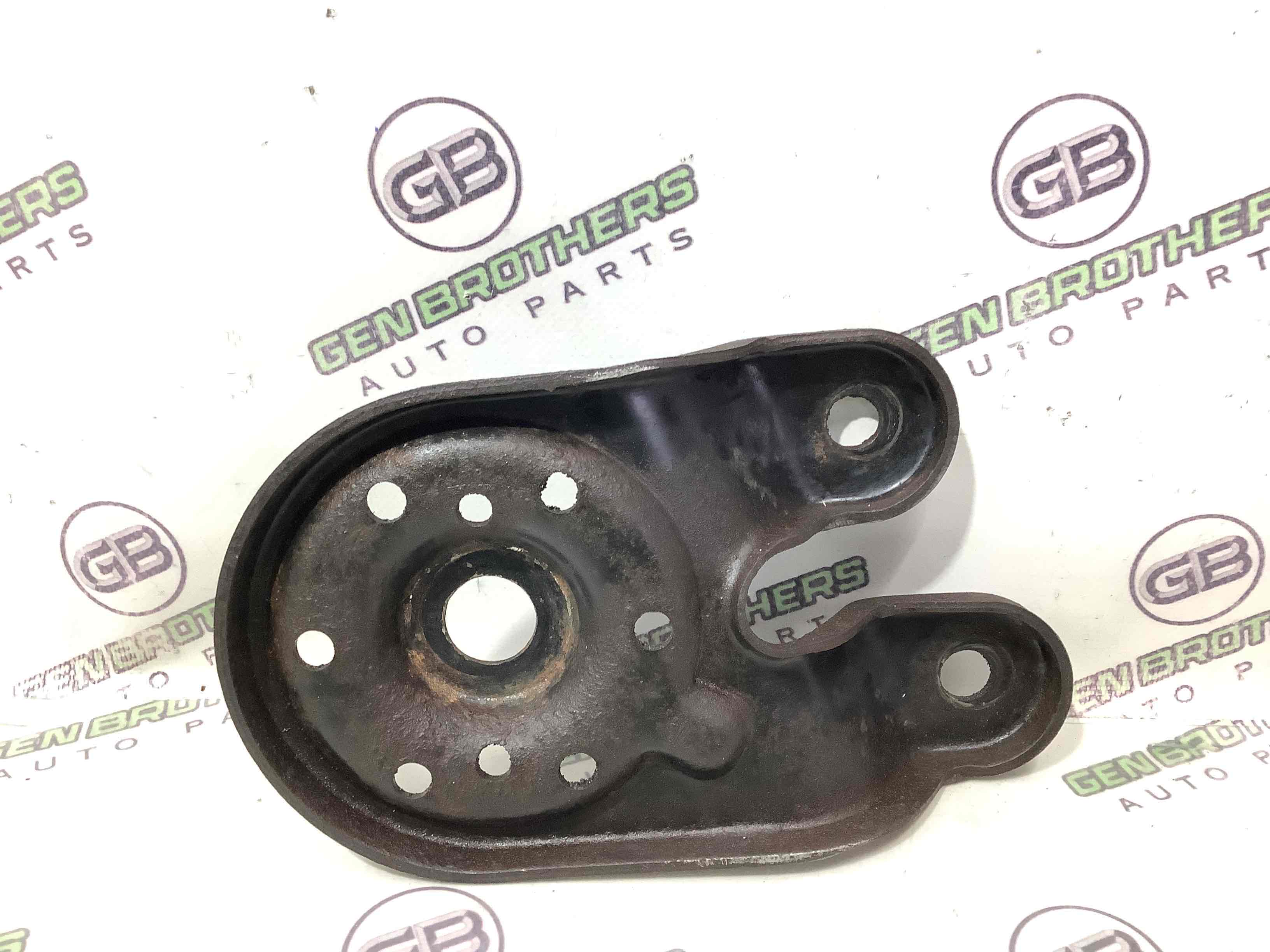 Кронштейн переднього підрамника