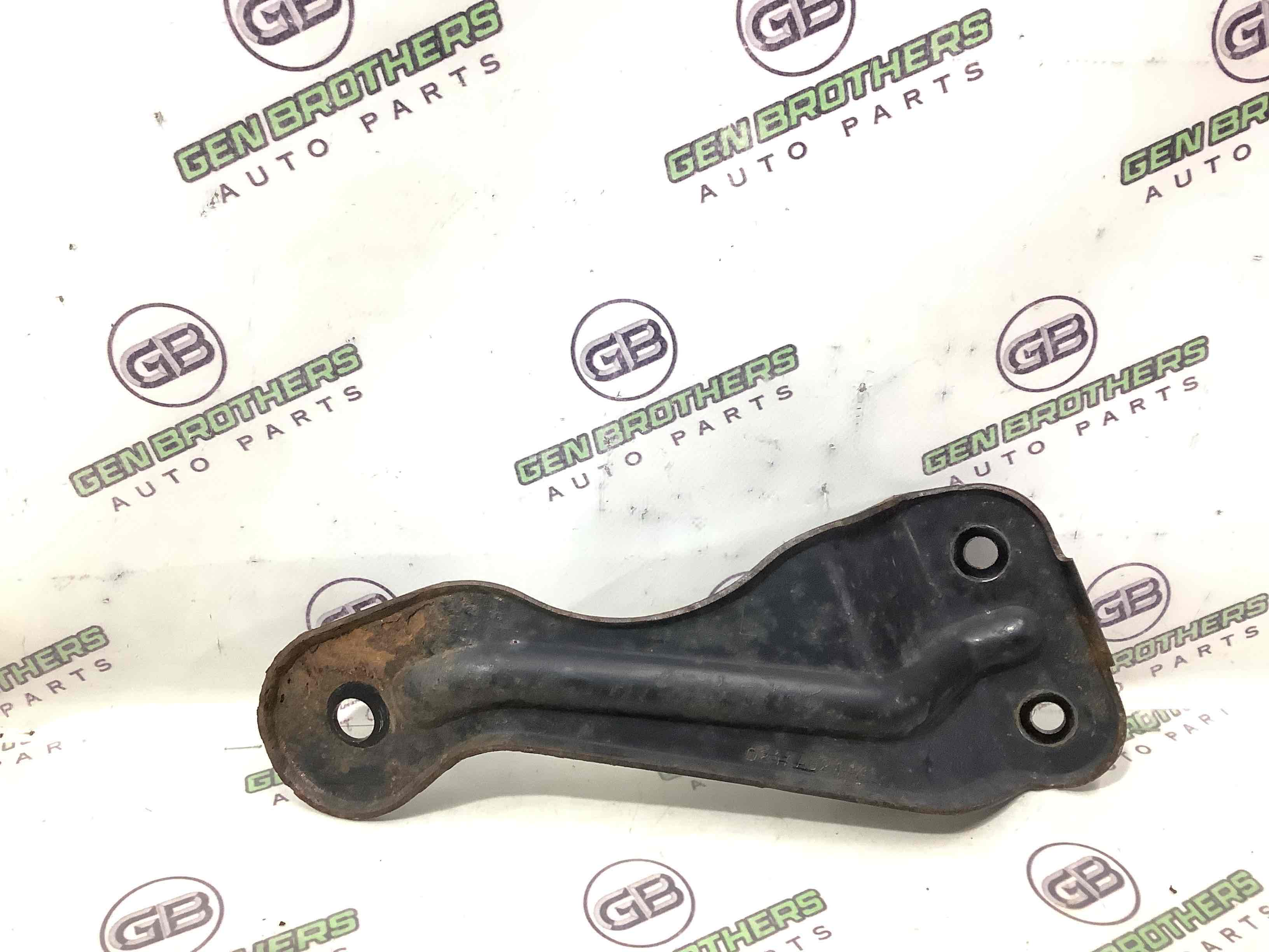 Кронштейн заднього підрамника