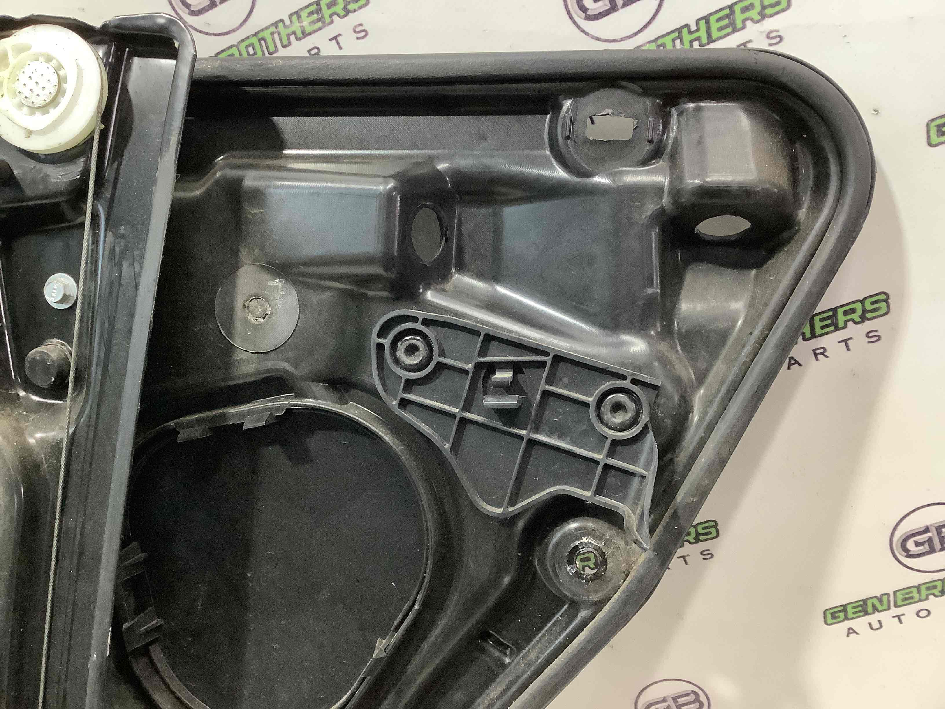 Склопідйомник задній правий