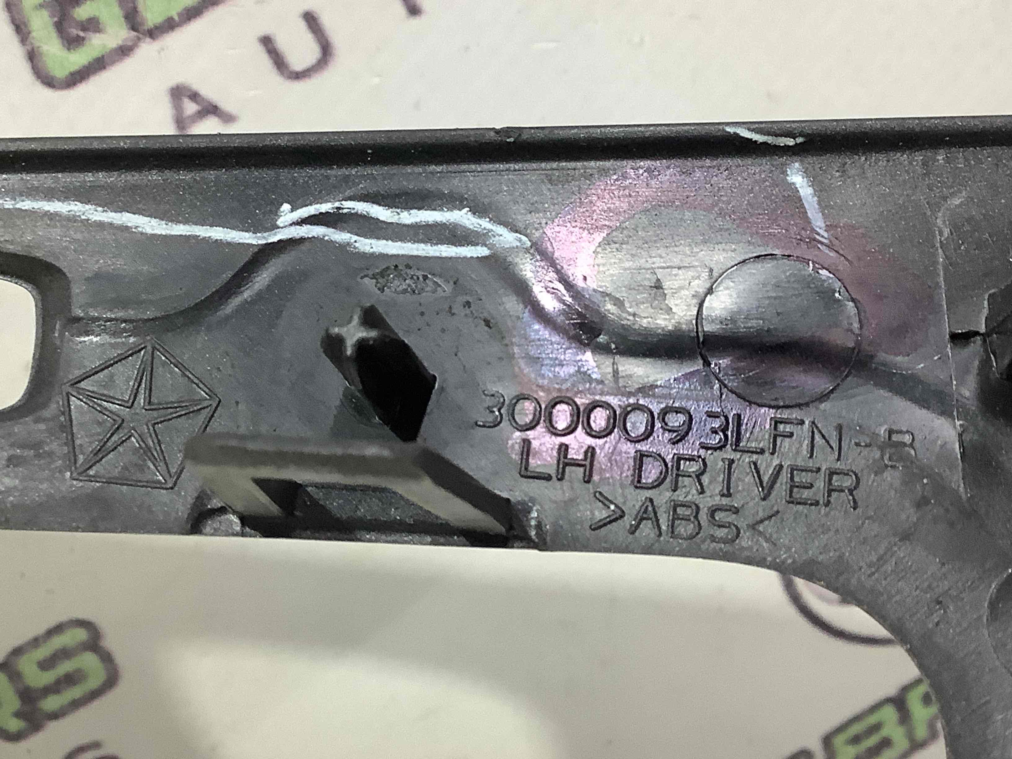 Обшивка панелі приладів торпедо