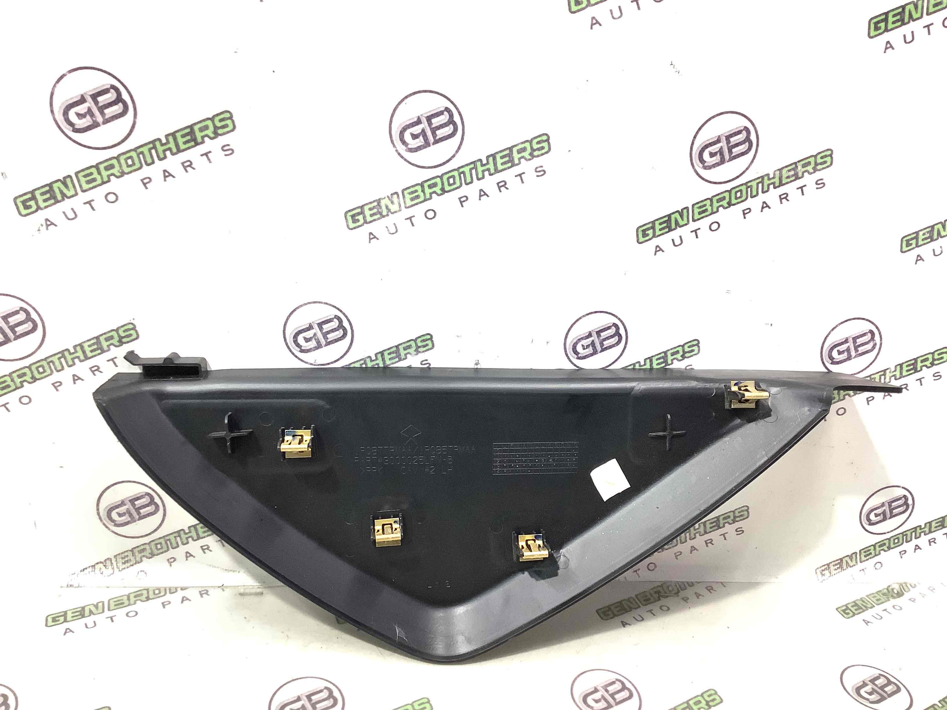 Обшивка панелі приладів торпедо