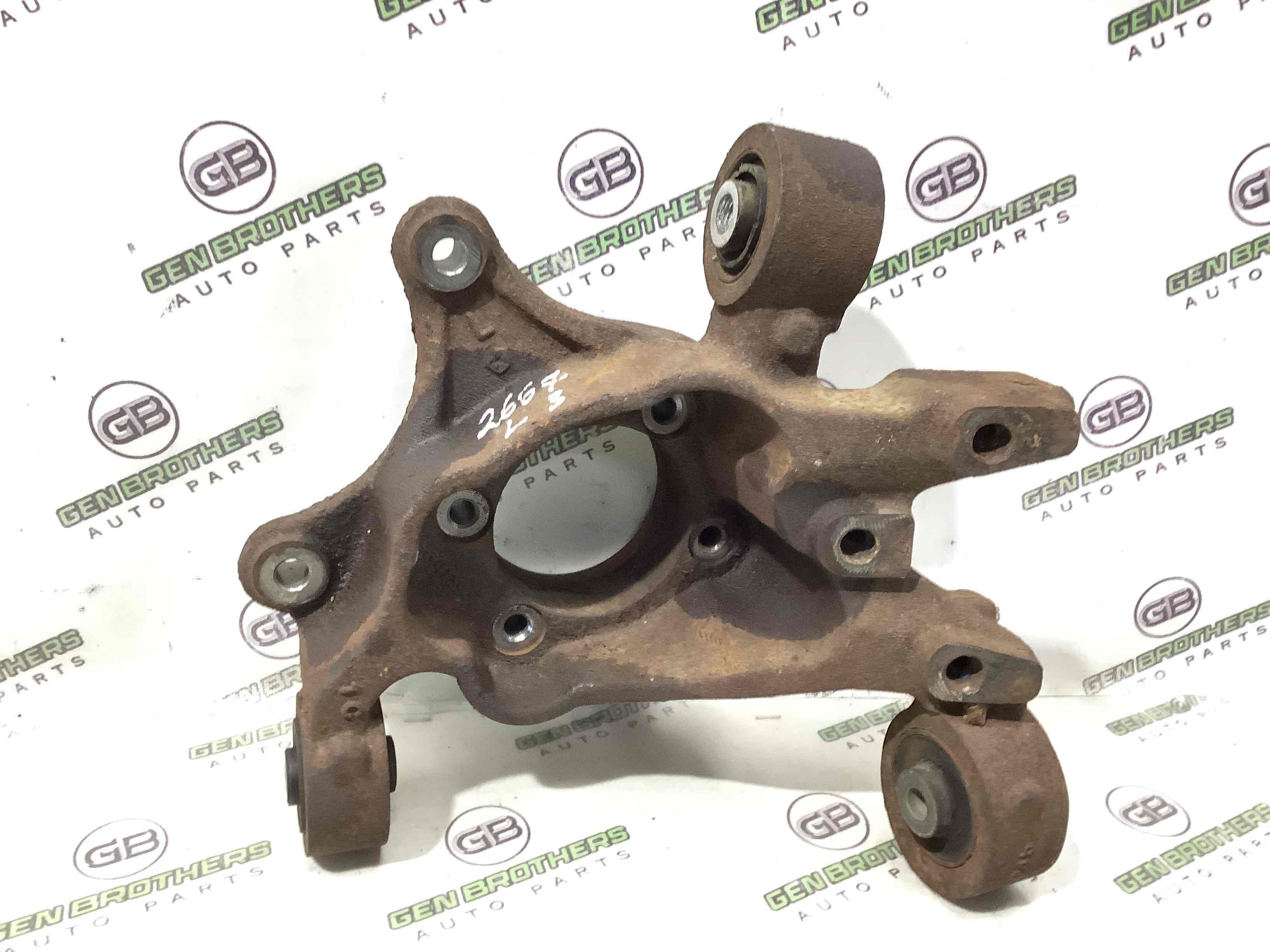 Кулак задній лівий