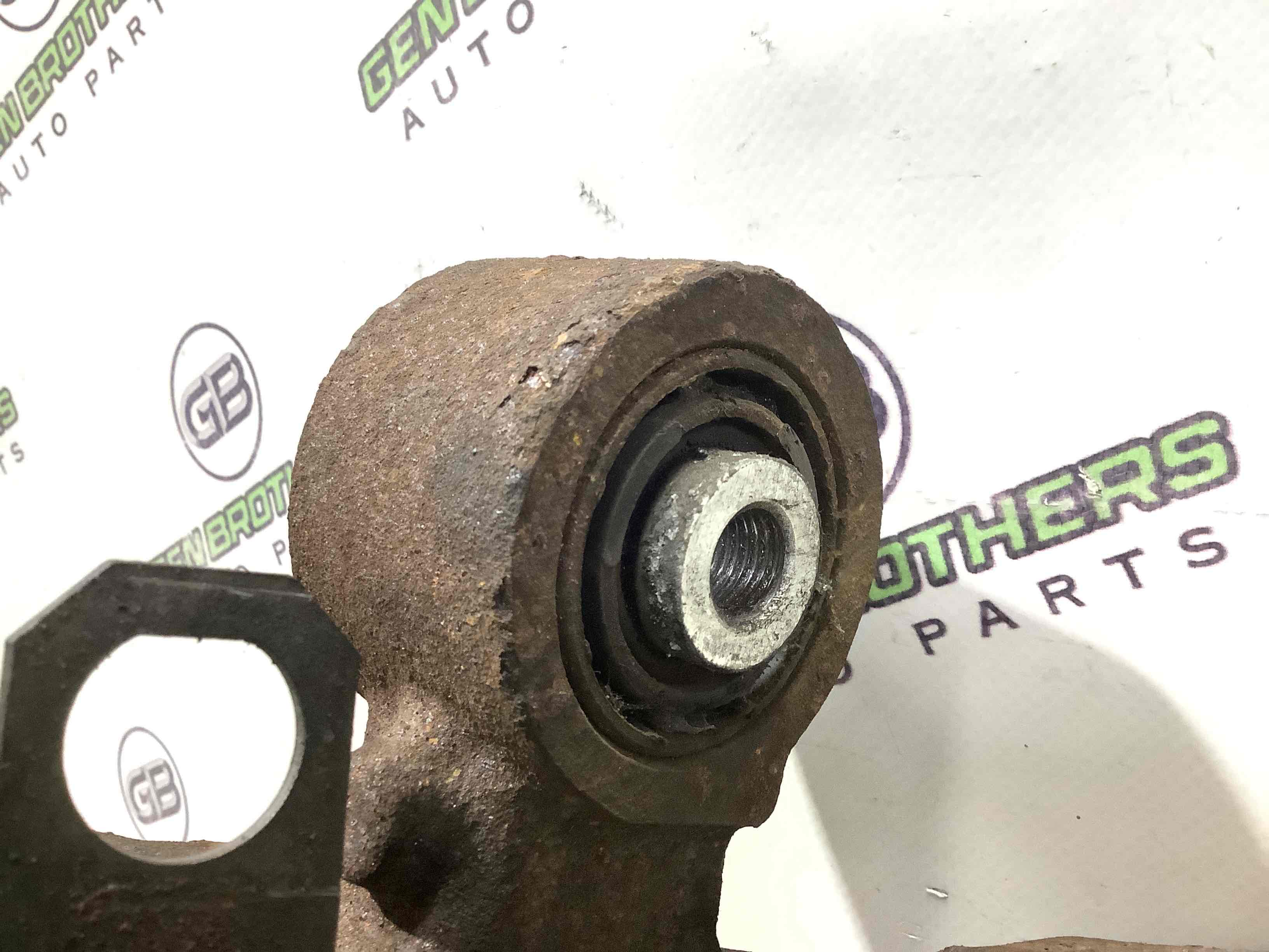 Кулак задній правий