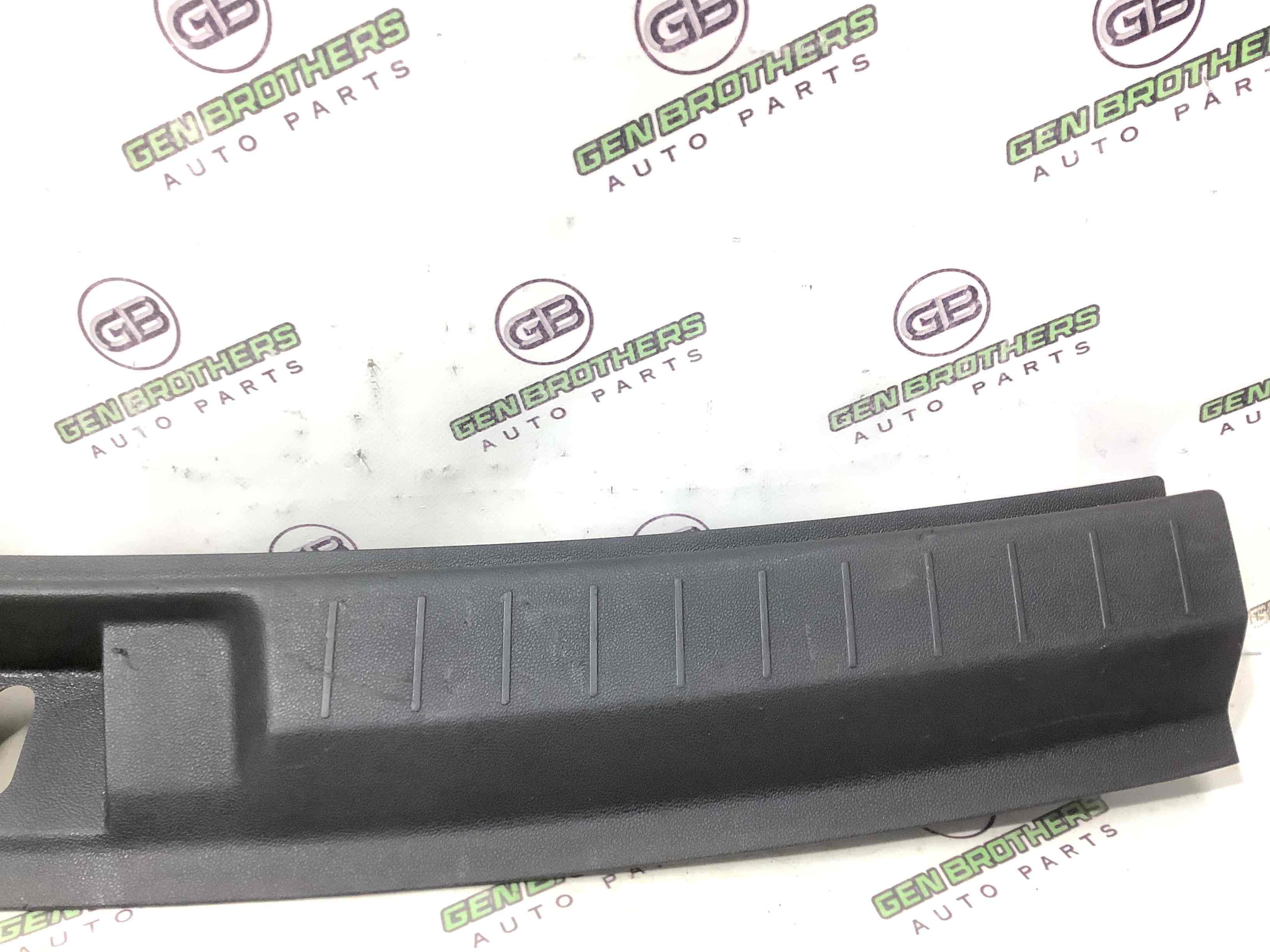 Елементи оздоблення багажника