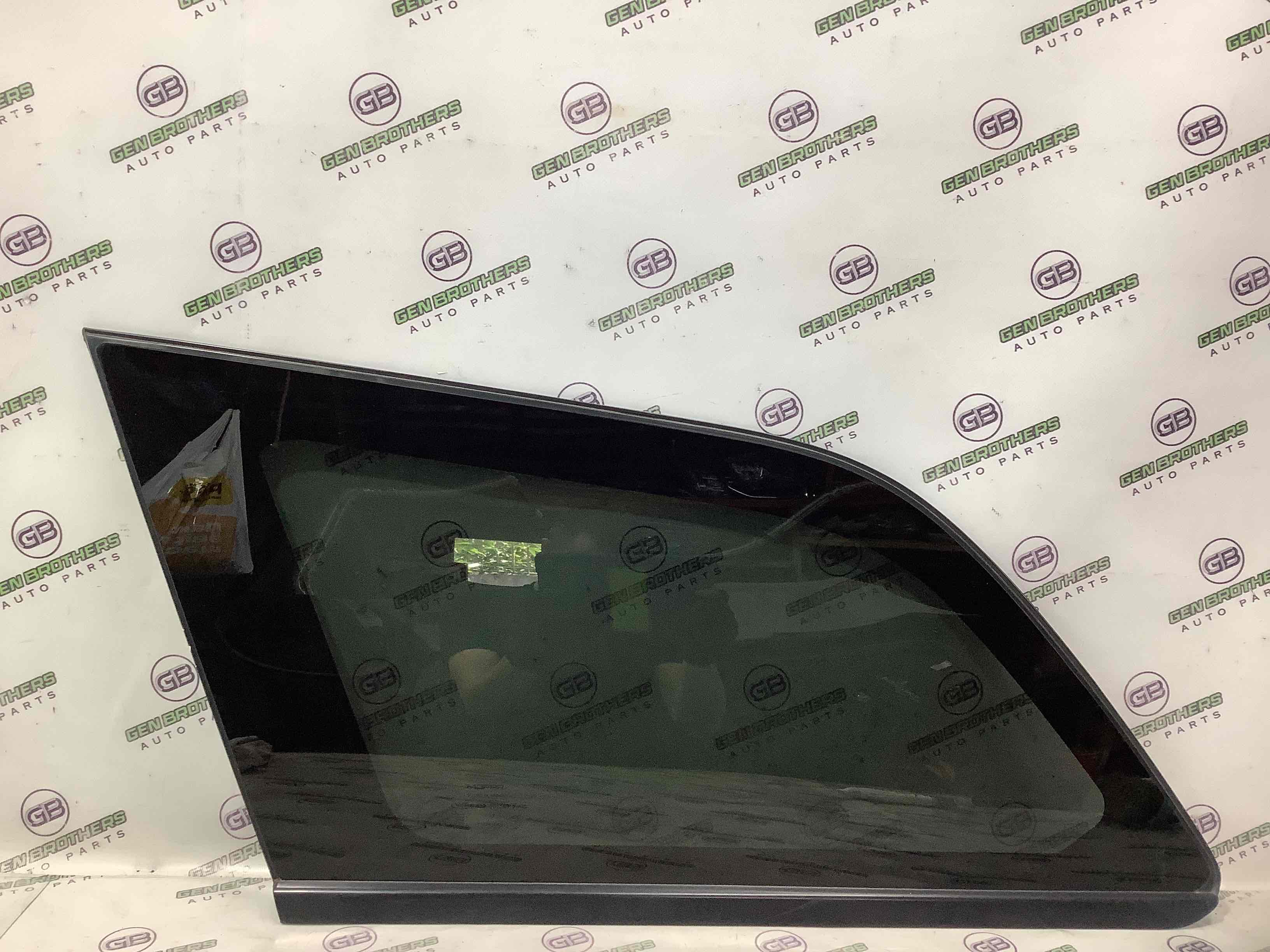 Стекло кузовное боковое левое