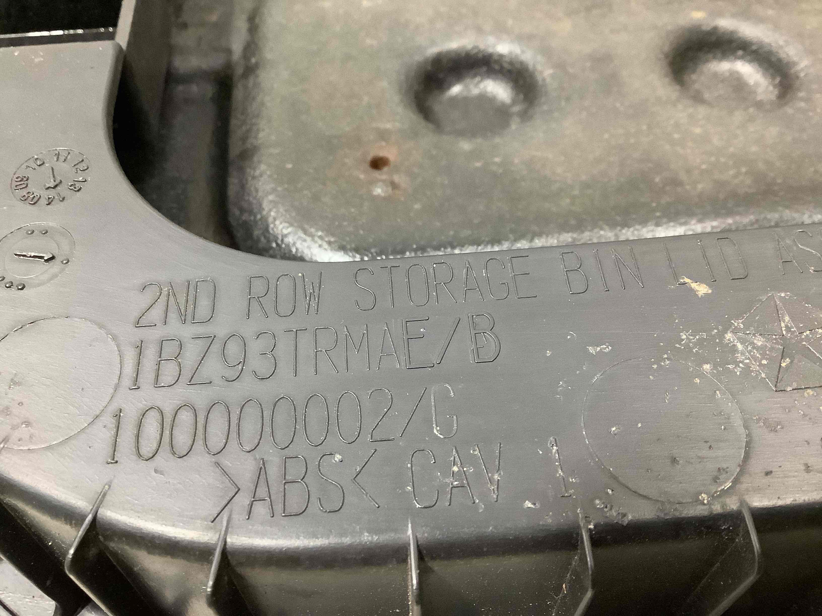 Елементи оздоблення багажника