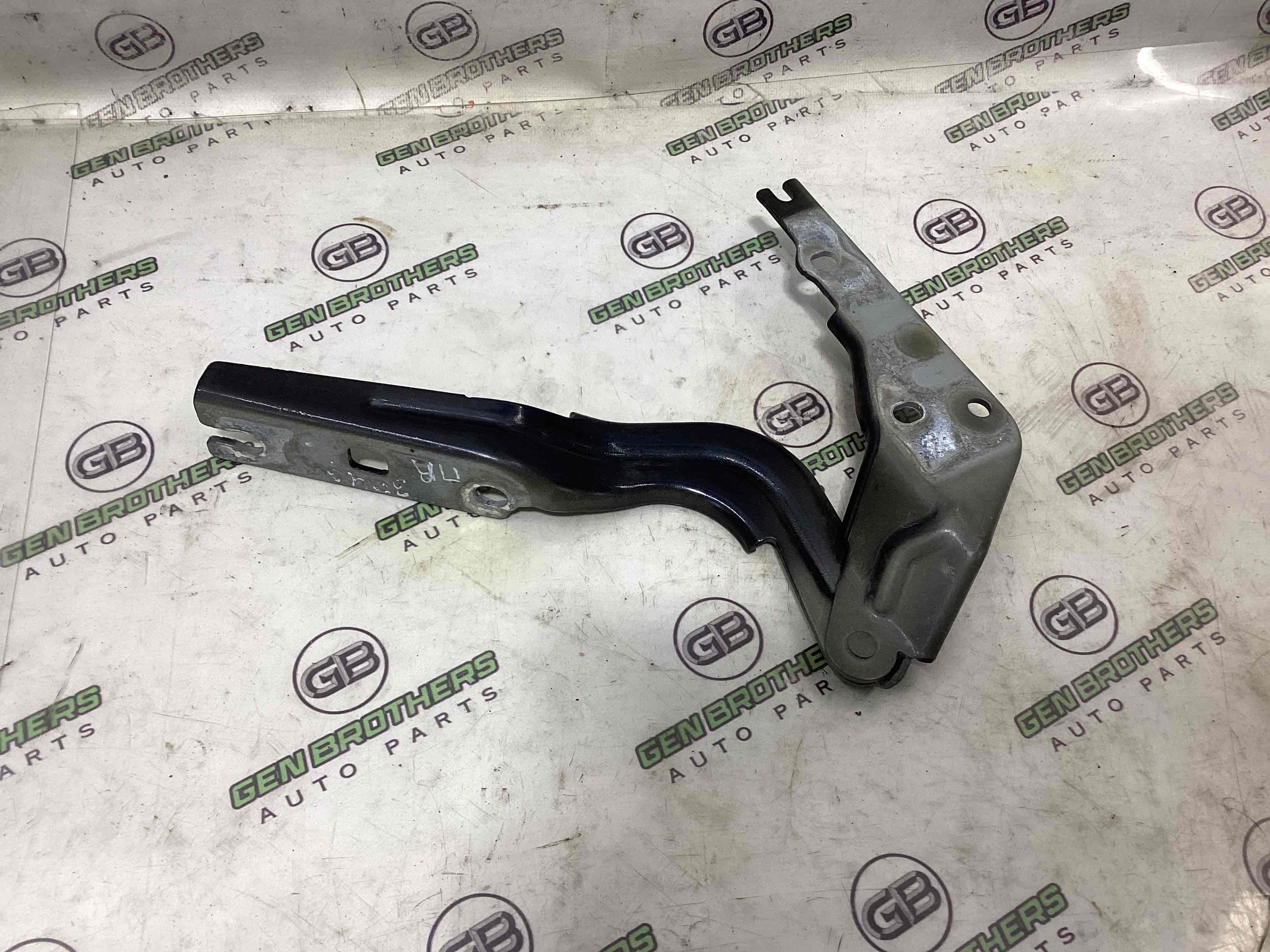 Петля капота, кронштейн капота