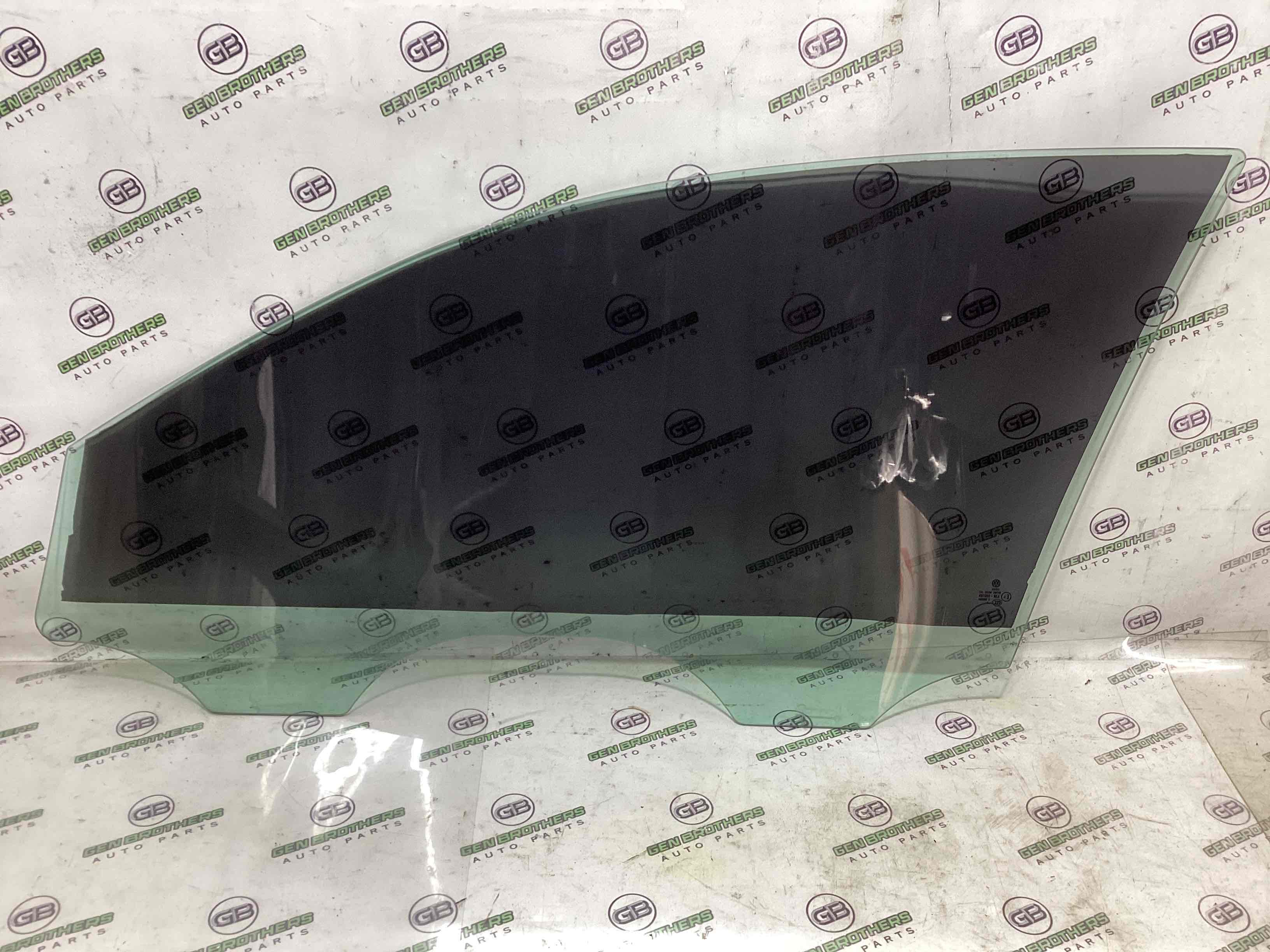 Скло переднє праве