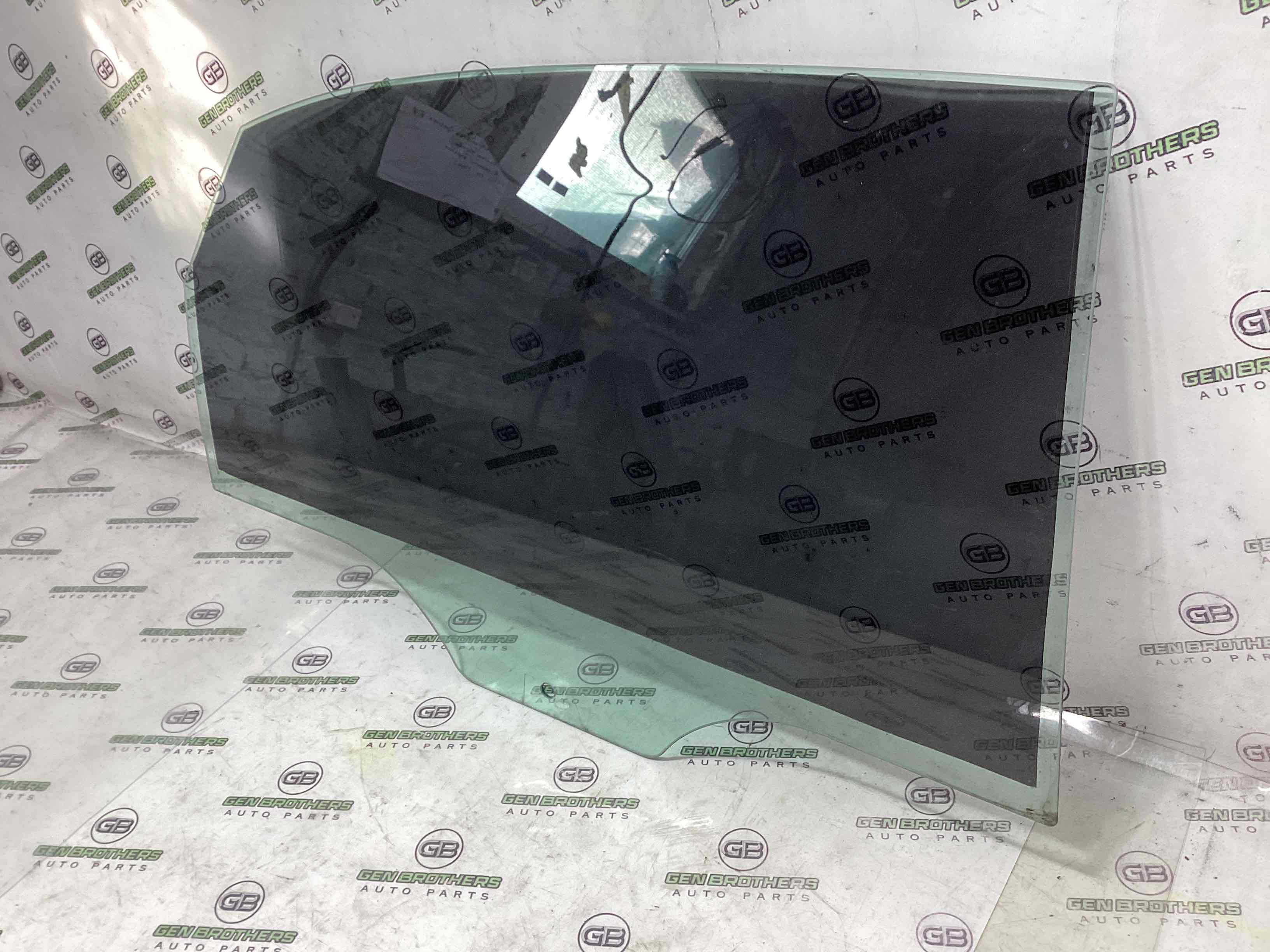 Скло заднє праве