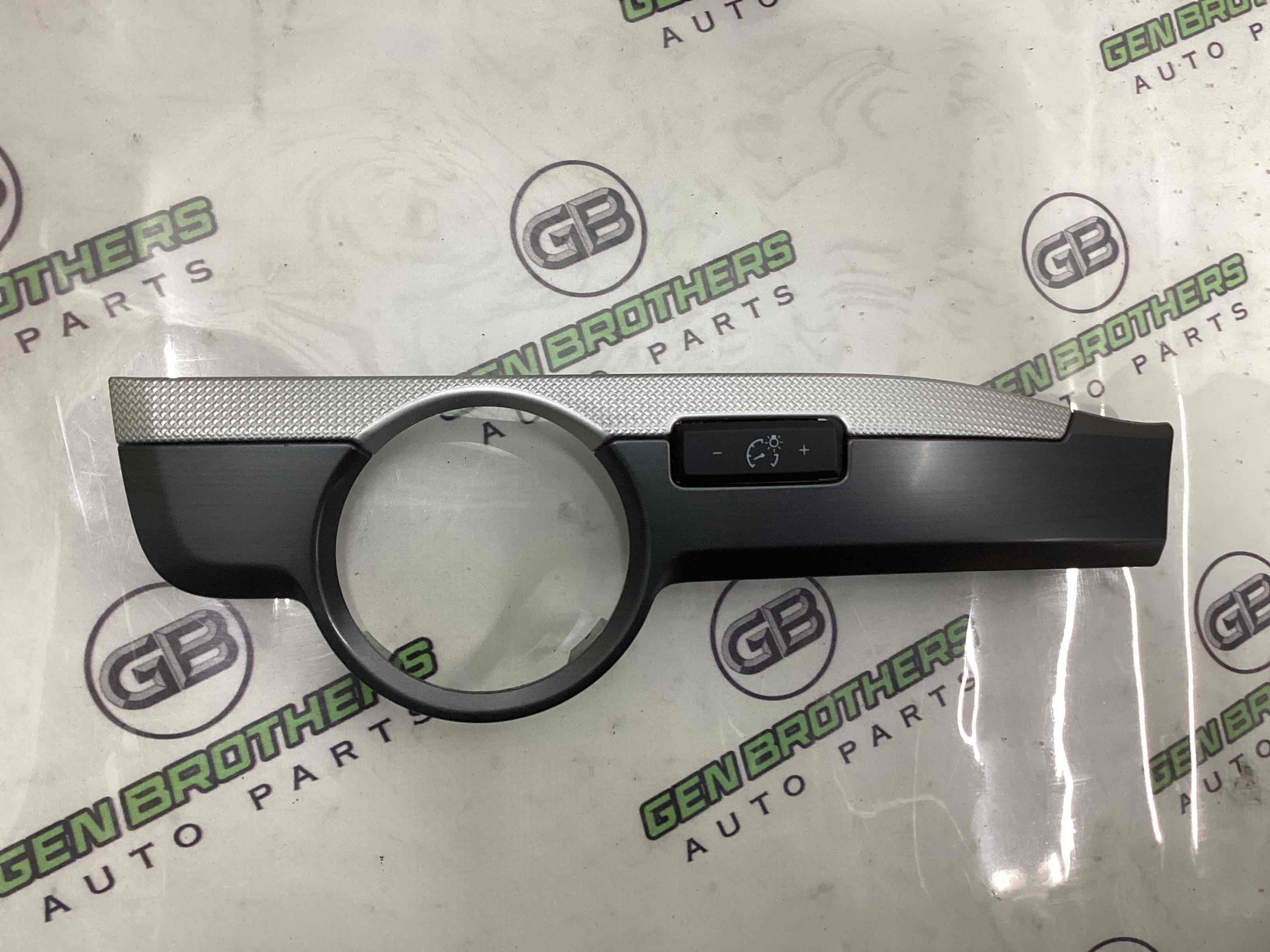 Обшивка панелі приладів торпедо