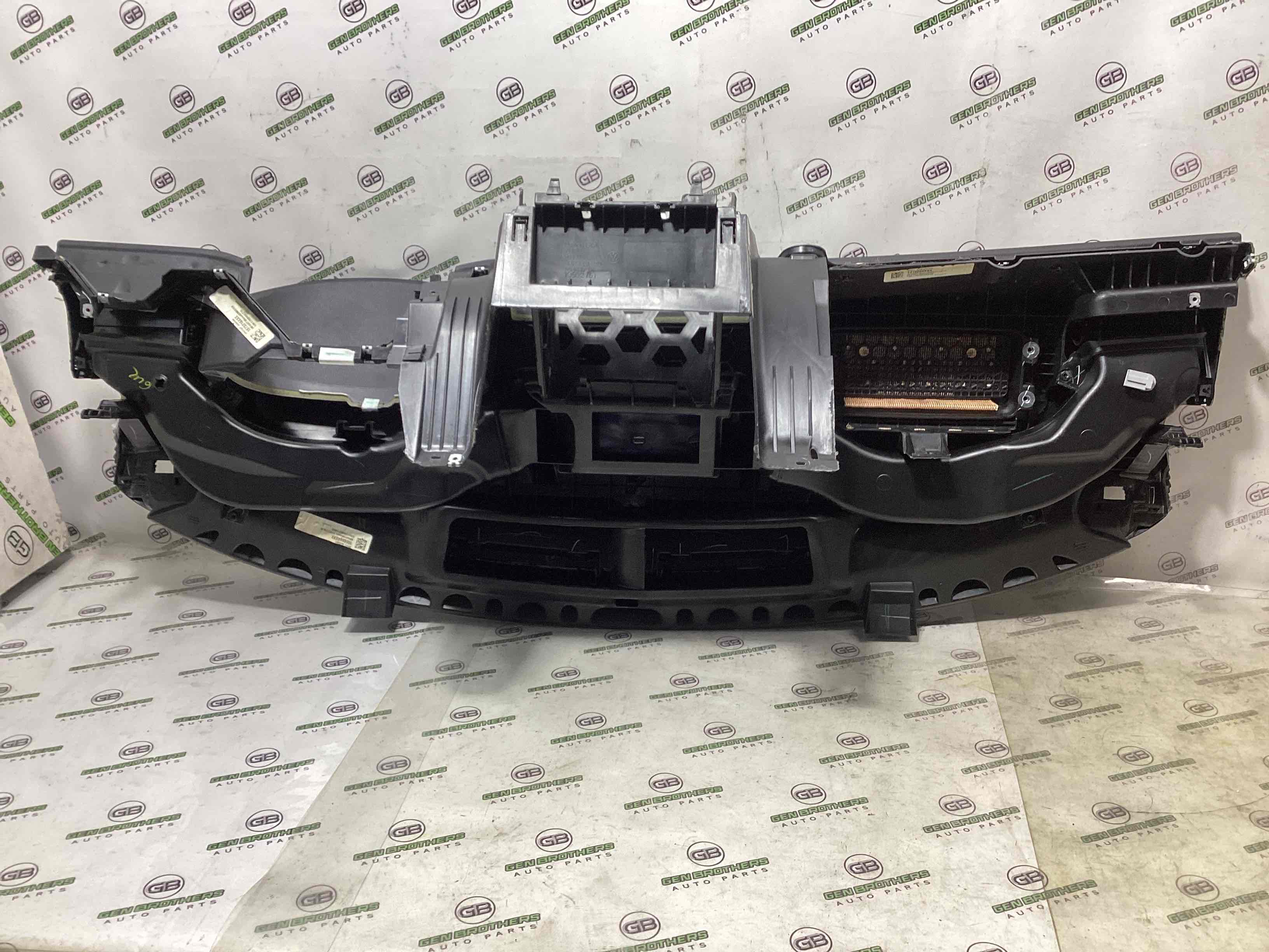 Панель передня салону торпедо