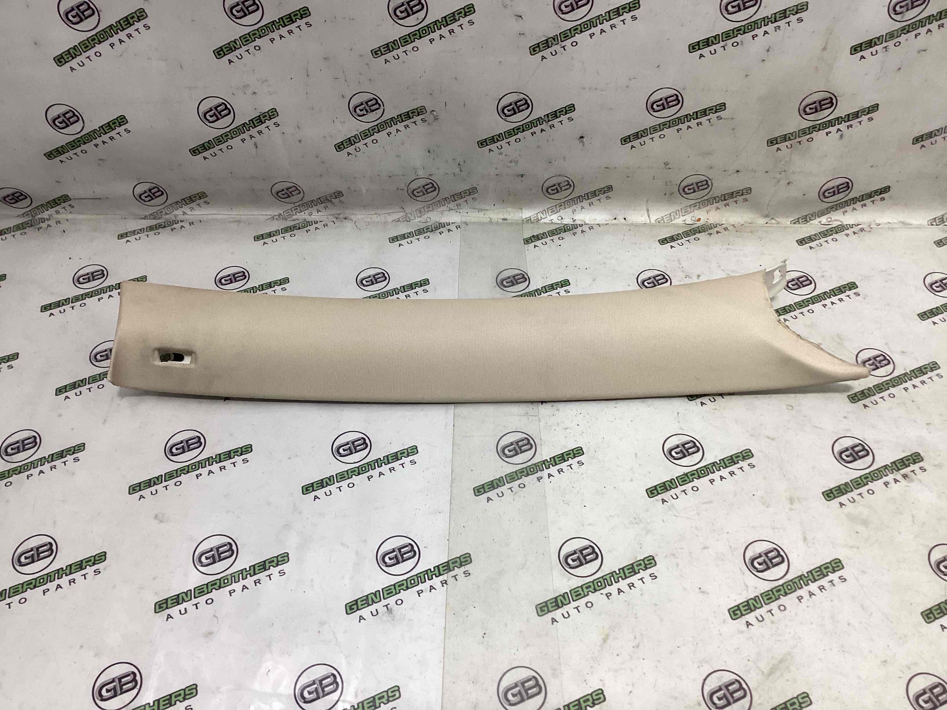 Обшивка передньої стійки права