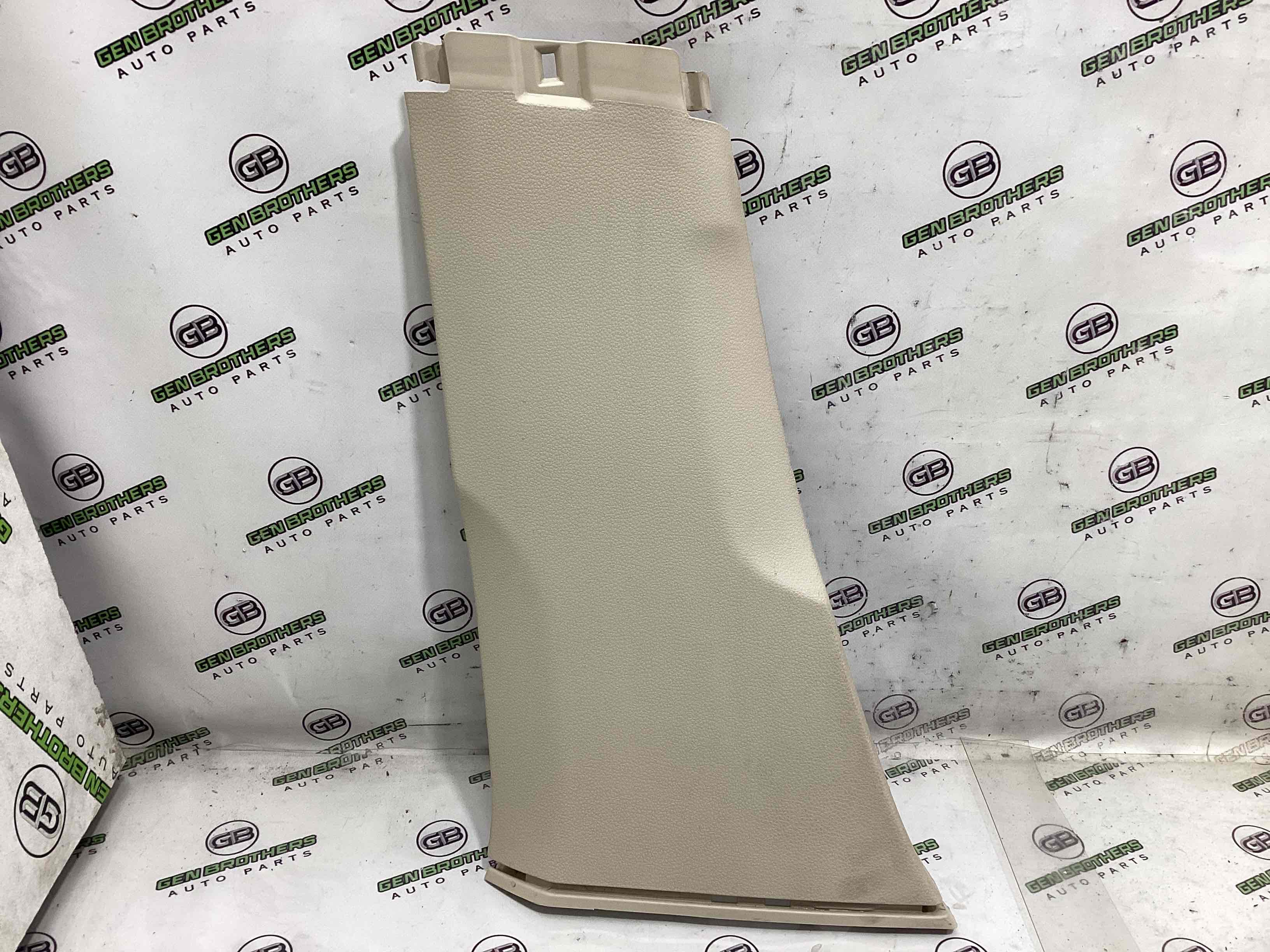 Обшивка центральної стійки ліва