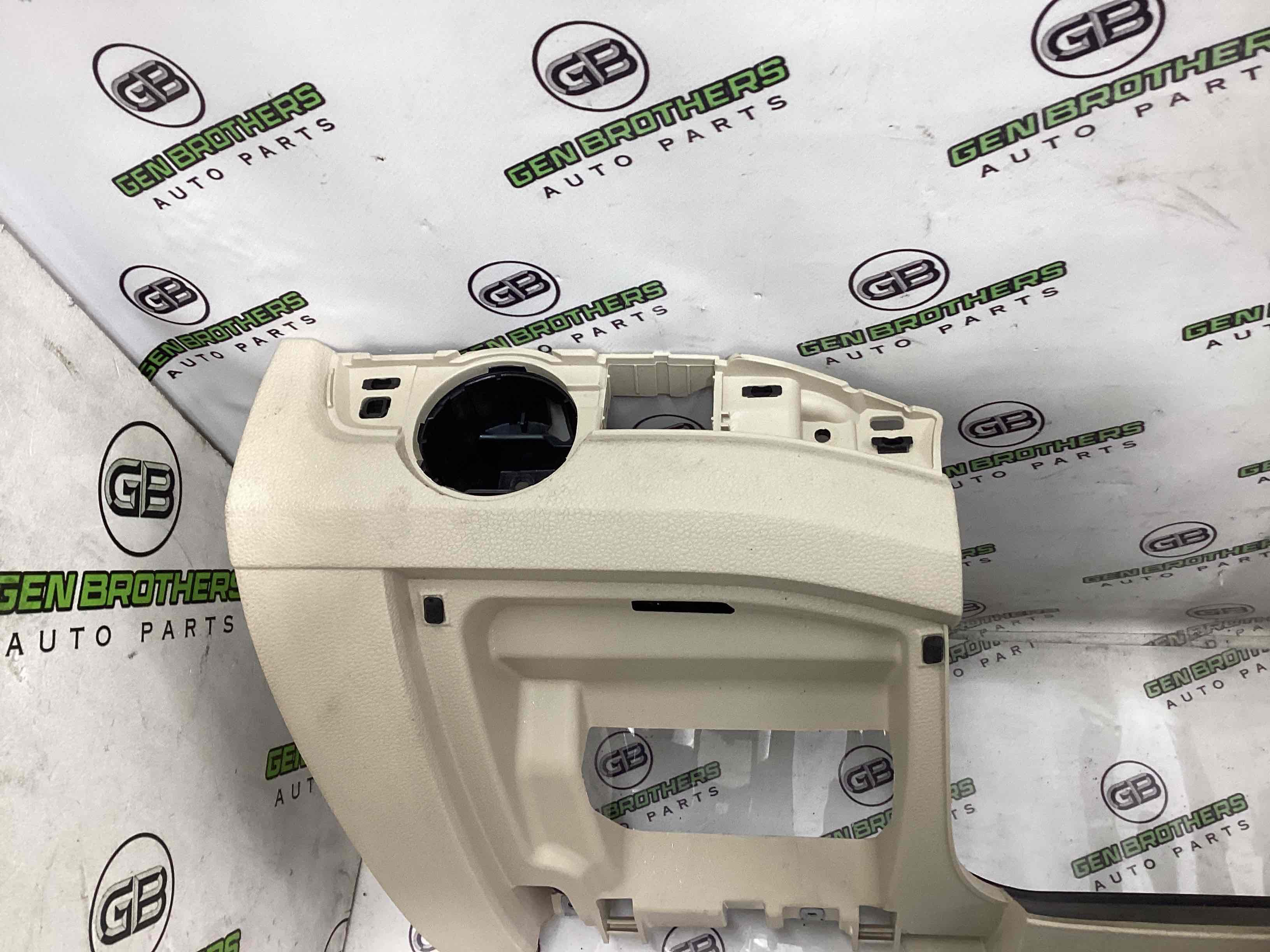 Обшивка панелі приладів торпедо