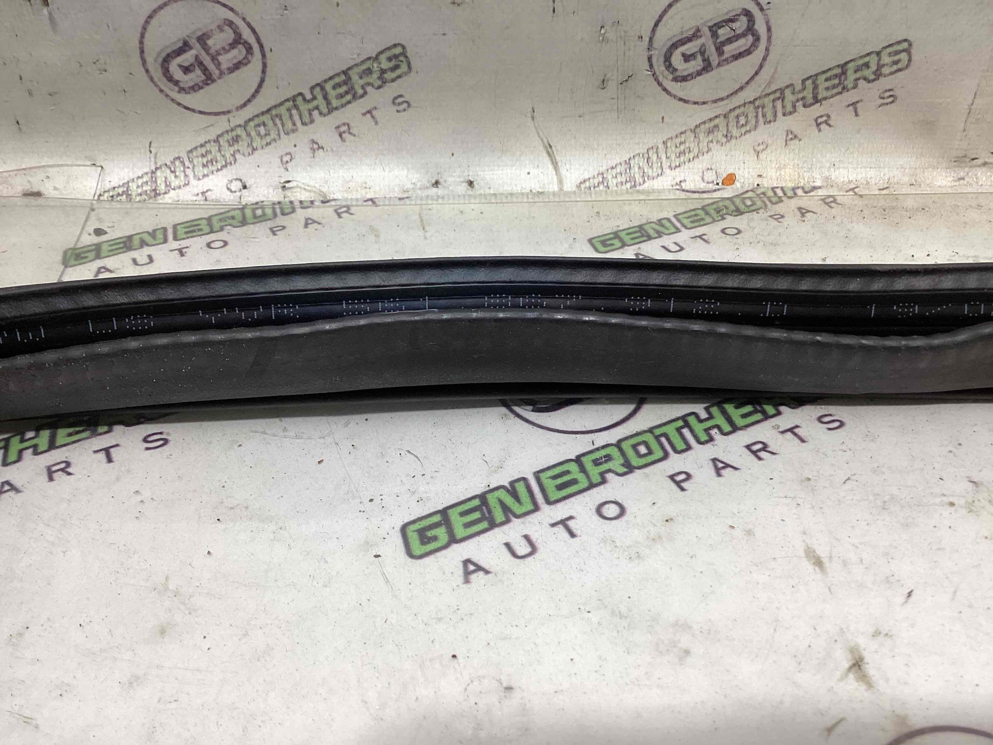 Ущільнювач скла, двері