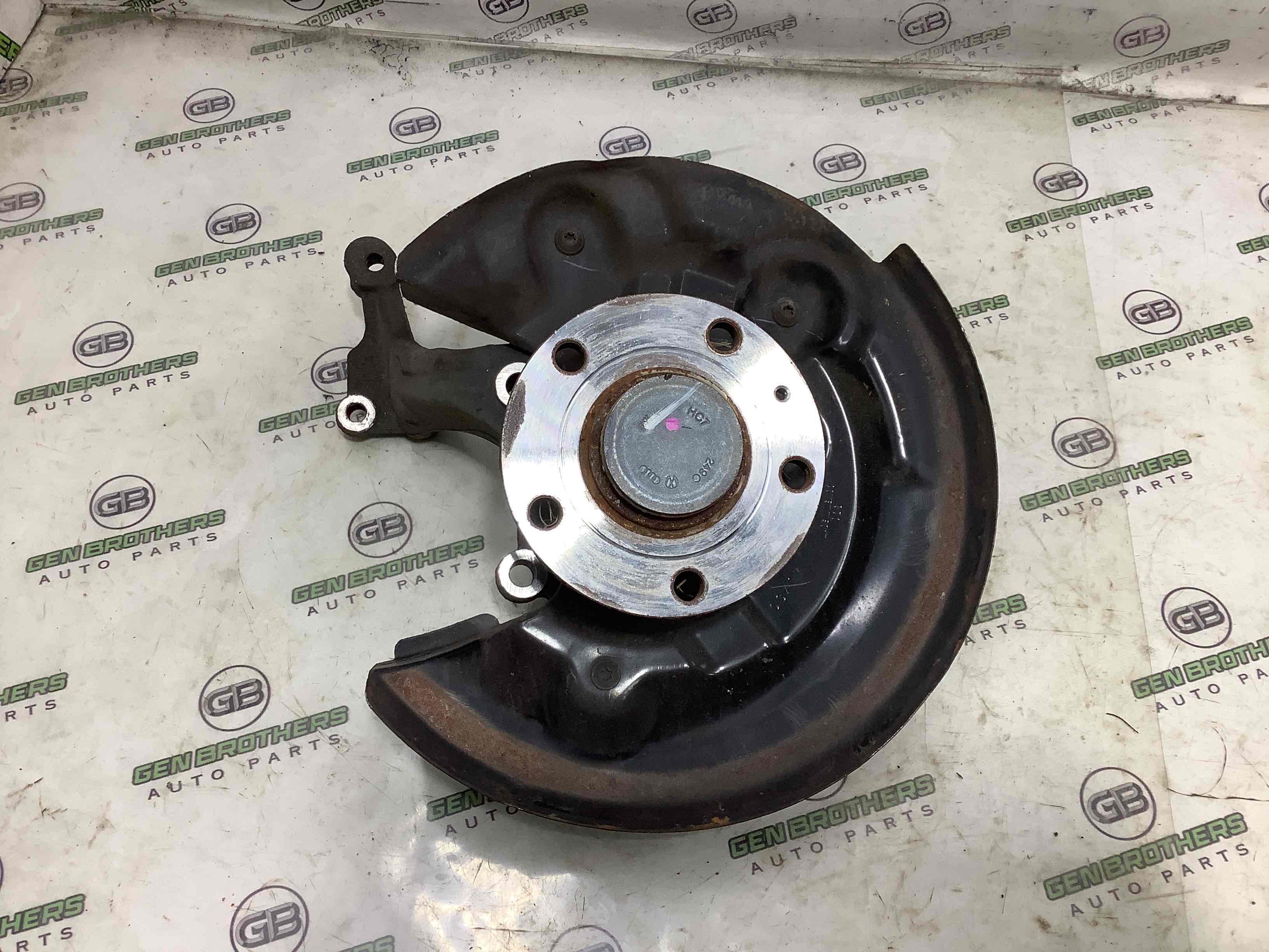 Кулак задній правий