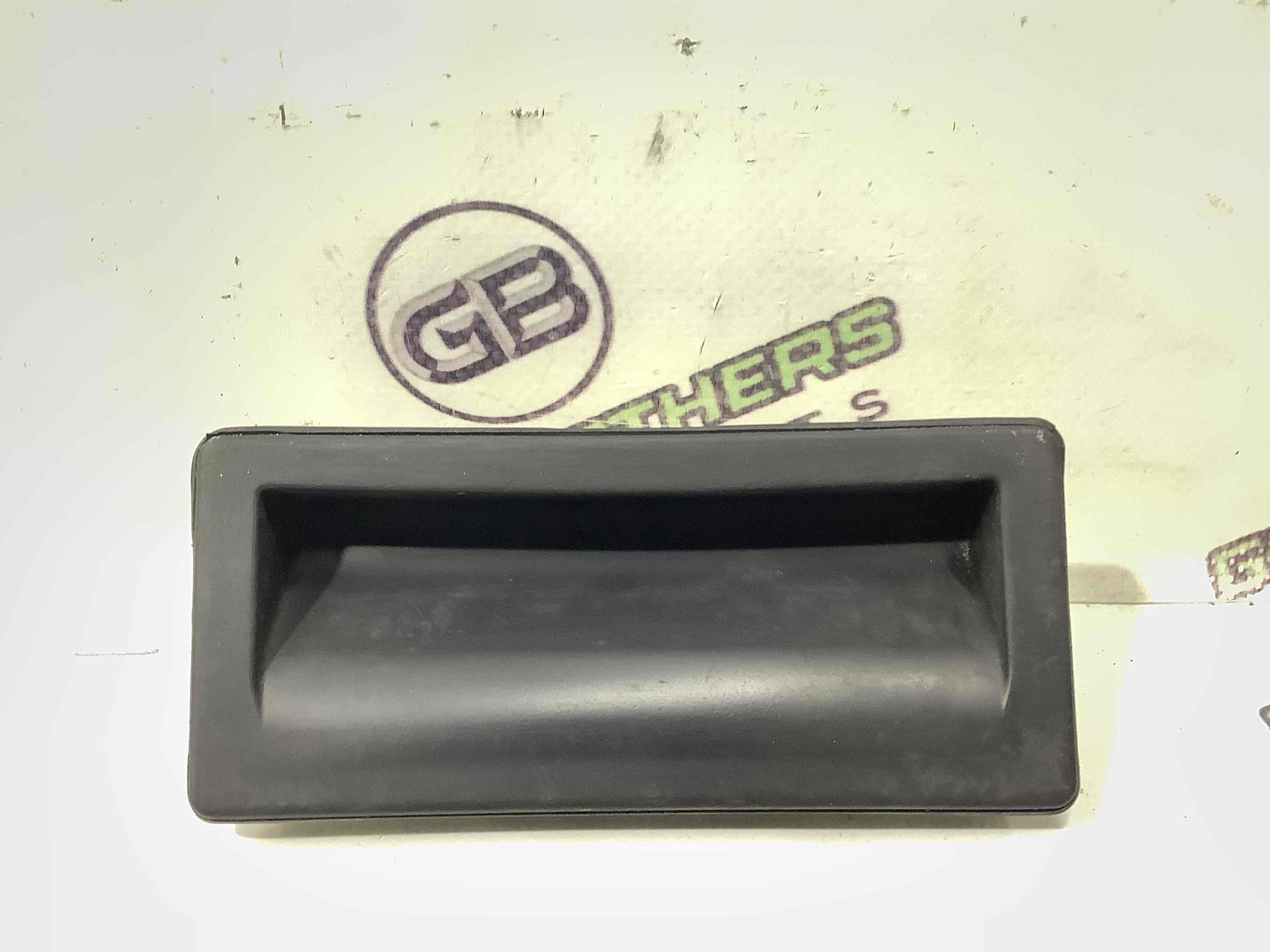 Кнопка відкриття бардачку