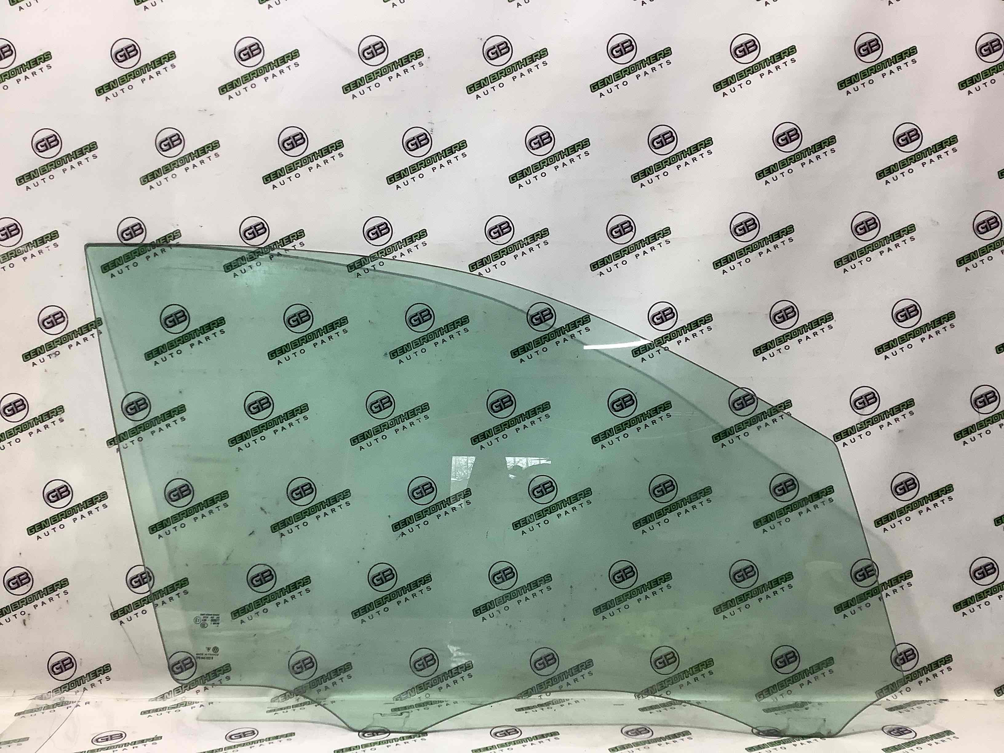 Скло переднє праве