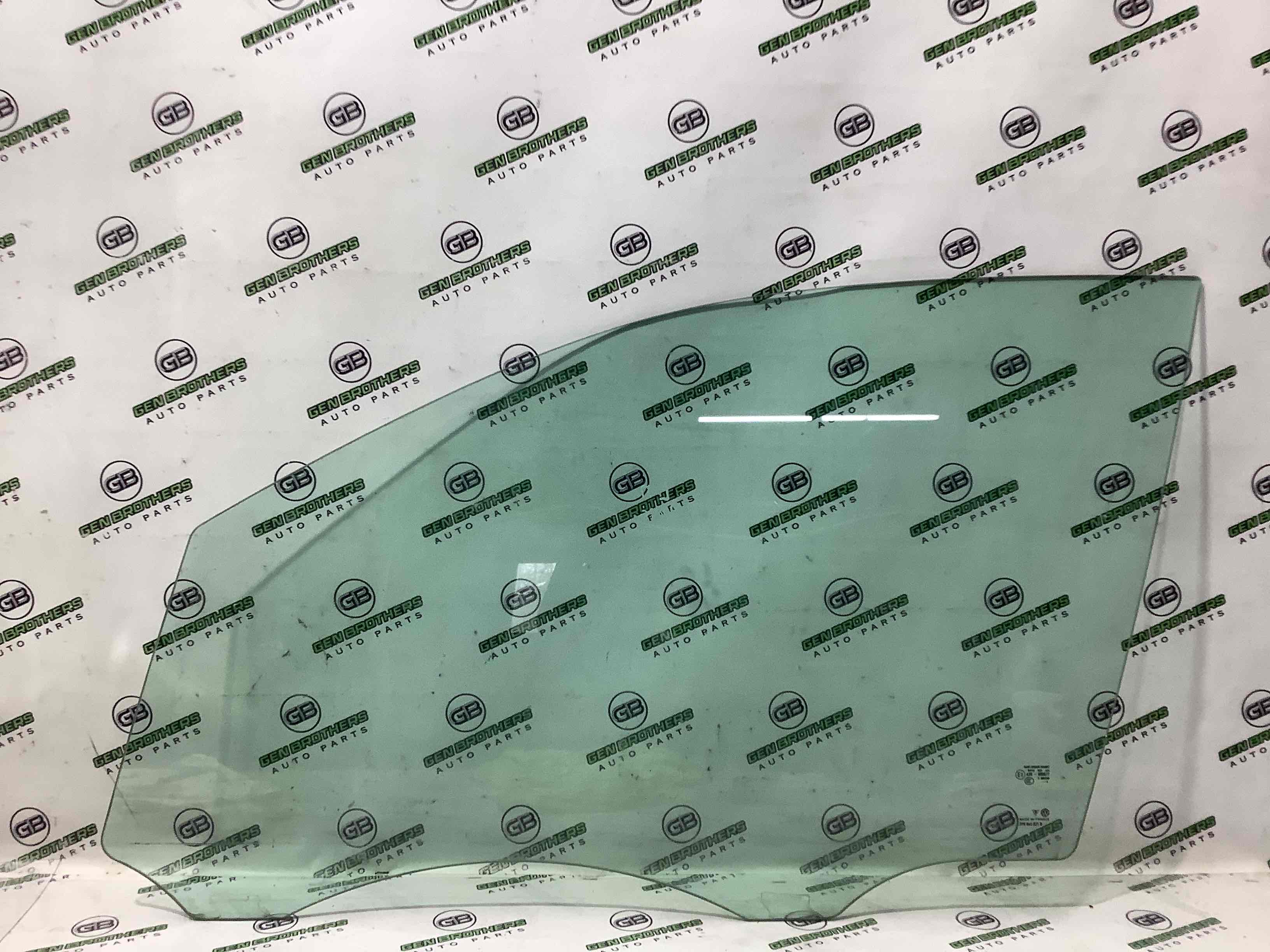 Скло переднє ліве