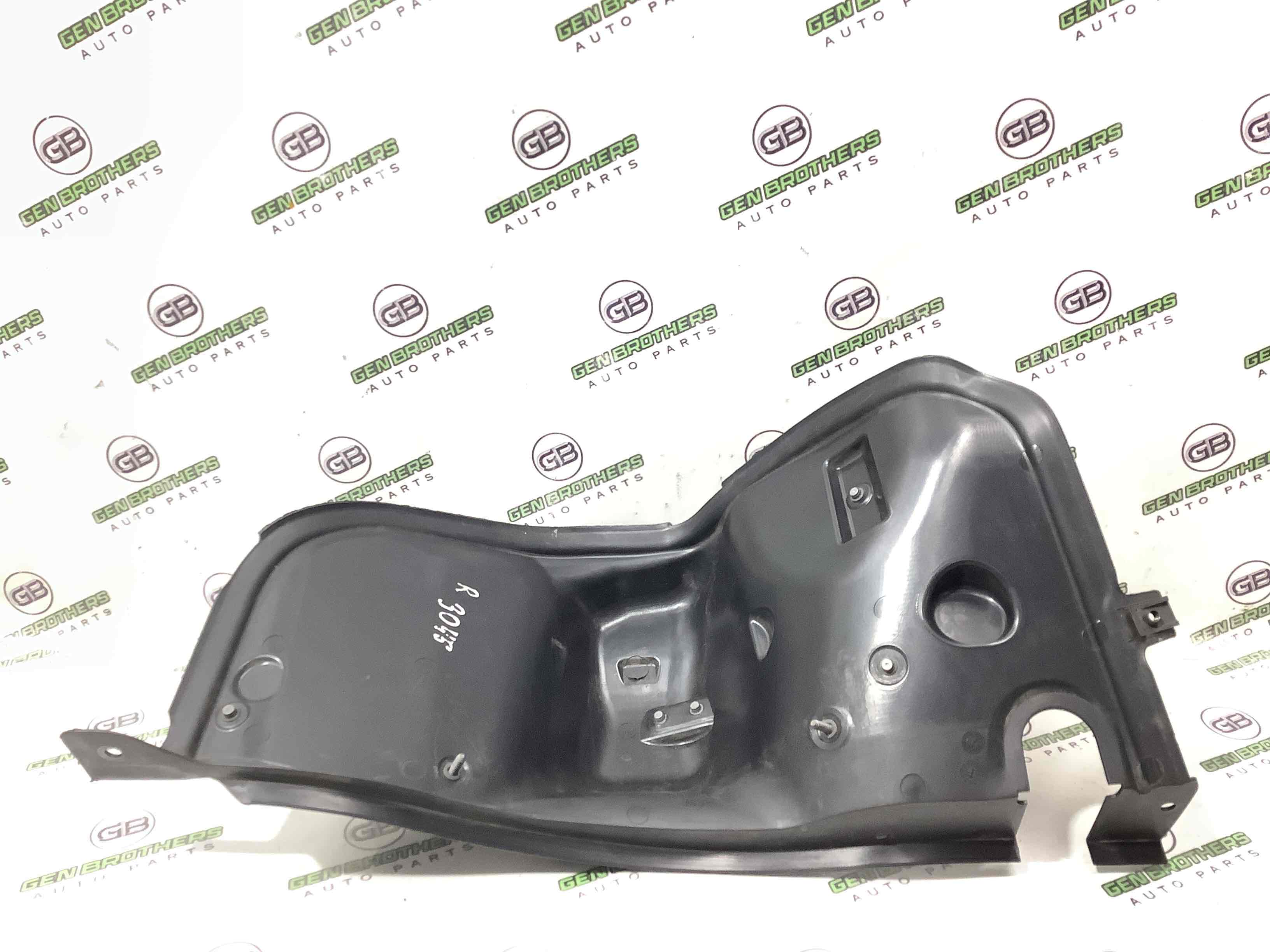 Пластик моторного відсіку