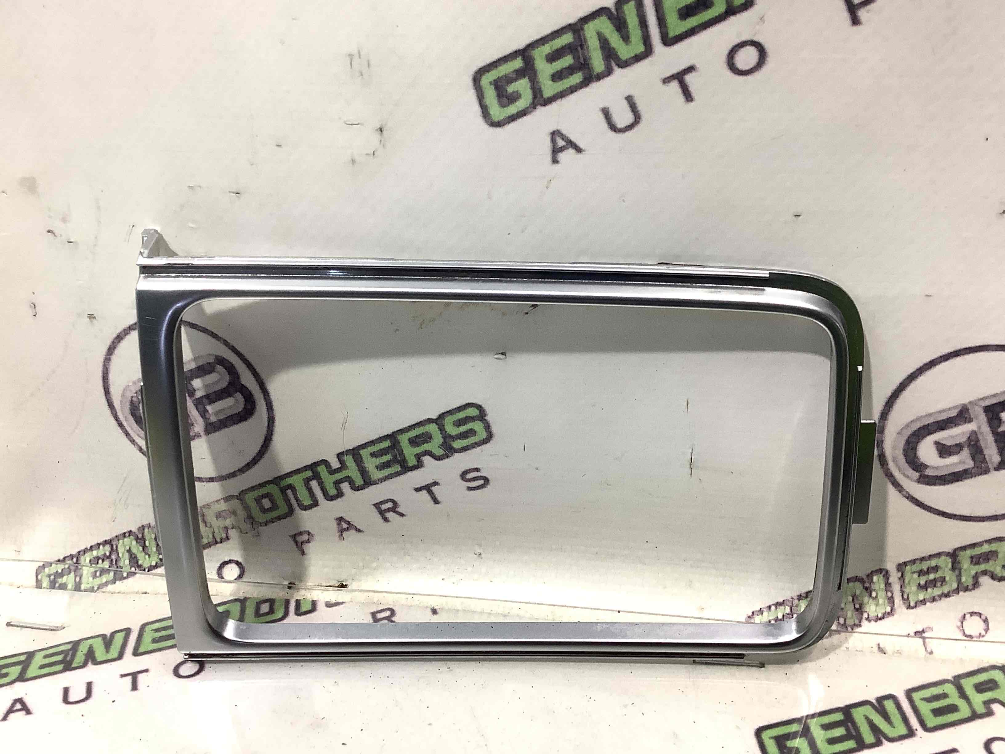 Обшивка панелі приладів торпедо