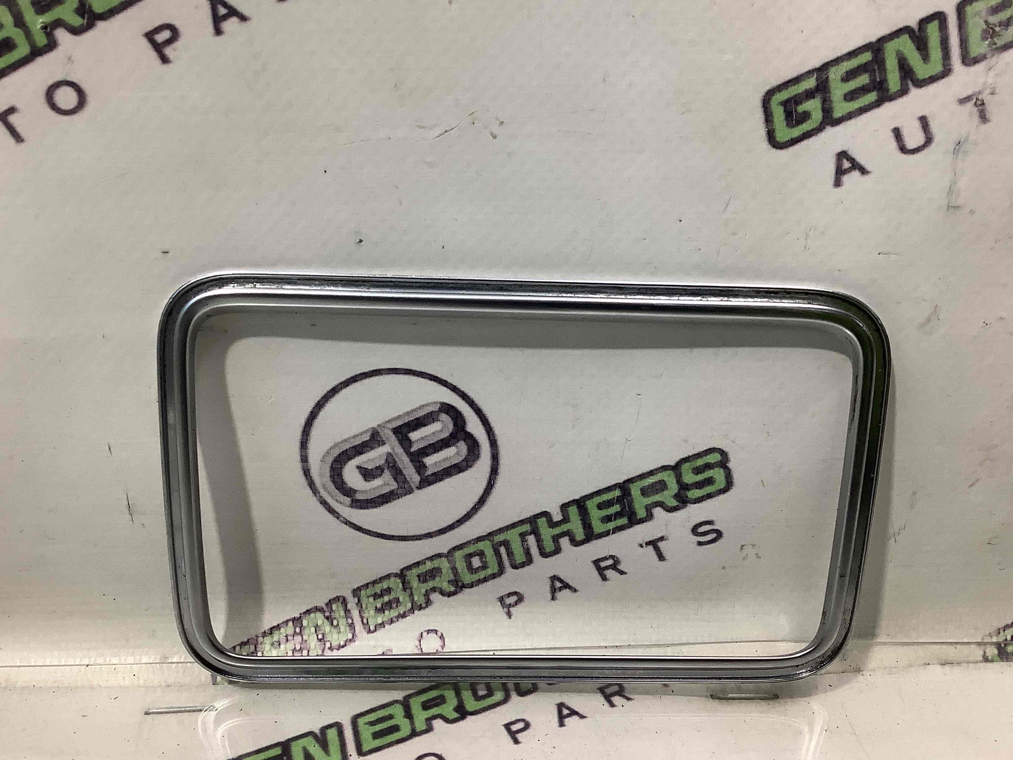 Обшивка панелі приладів торпедо