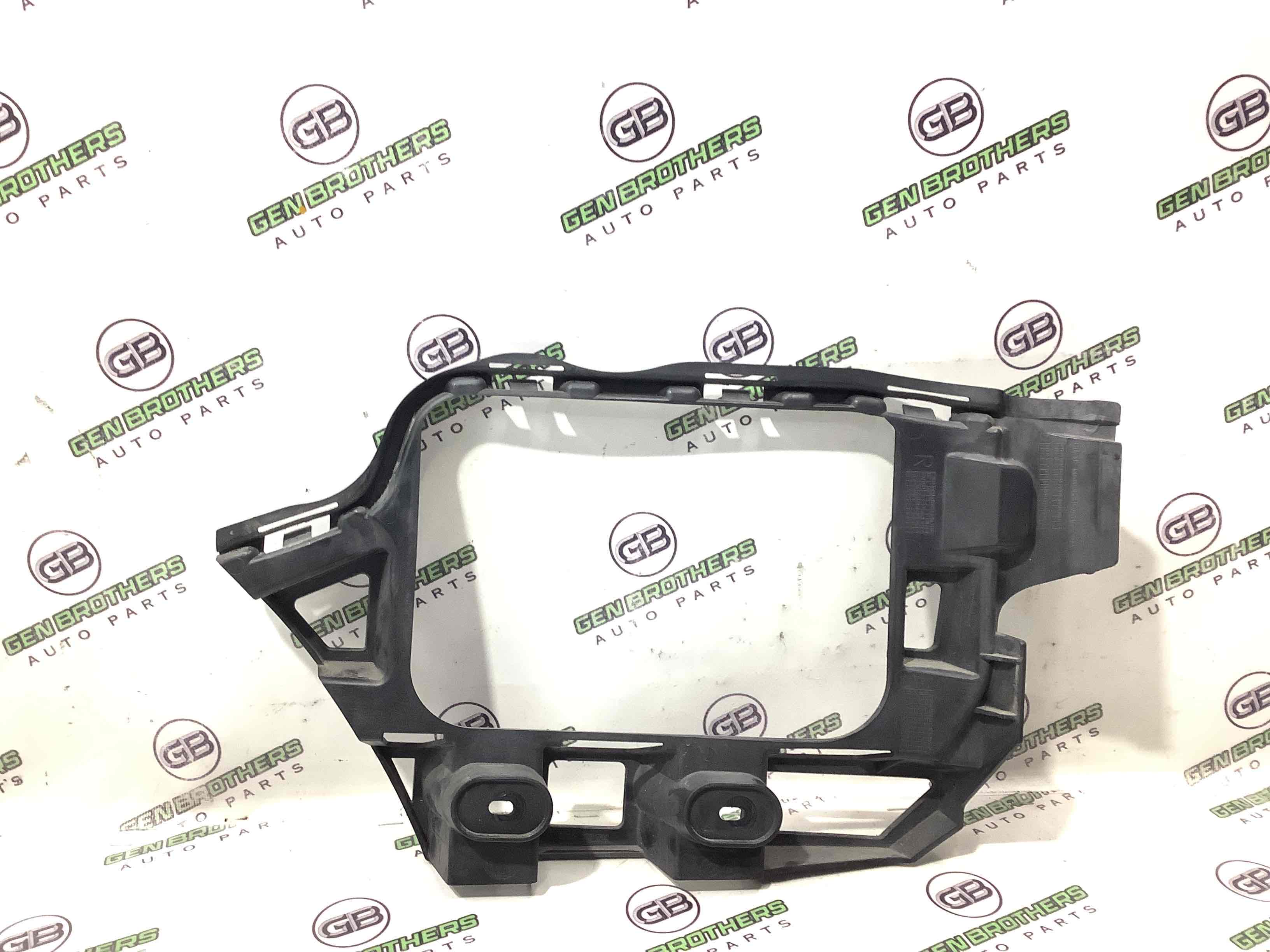 Кріплення заднього бампера праве