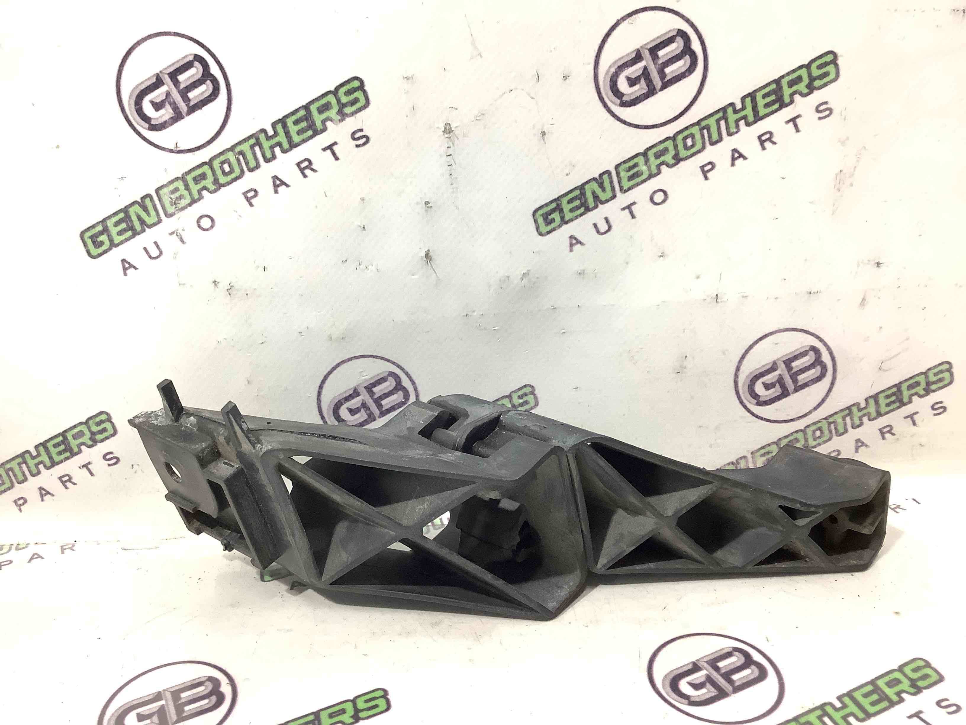 Кріплення заднього бампера праве