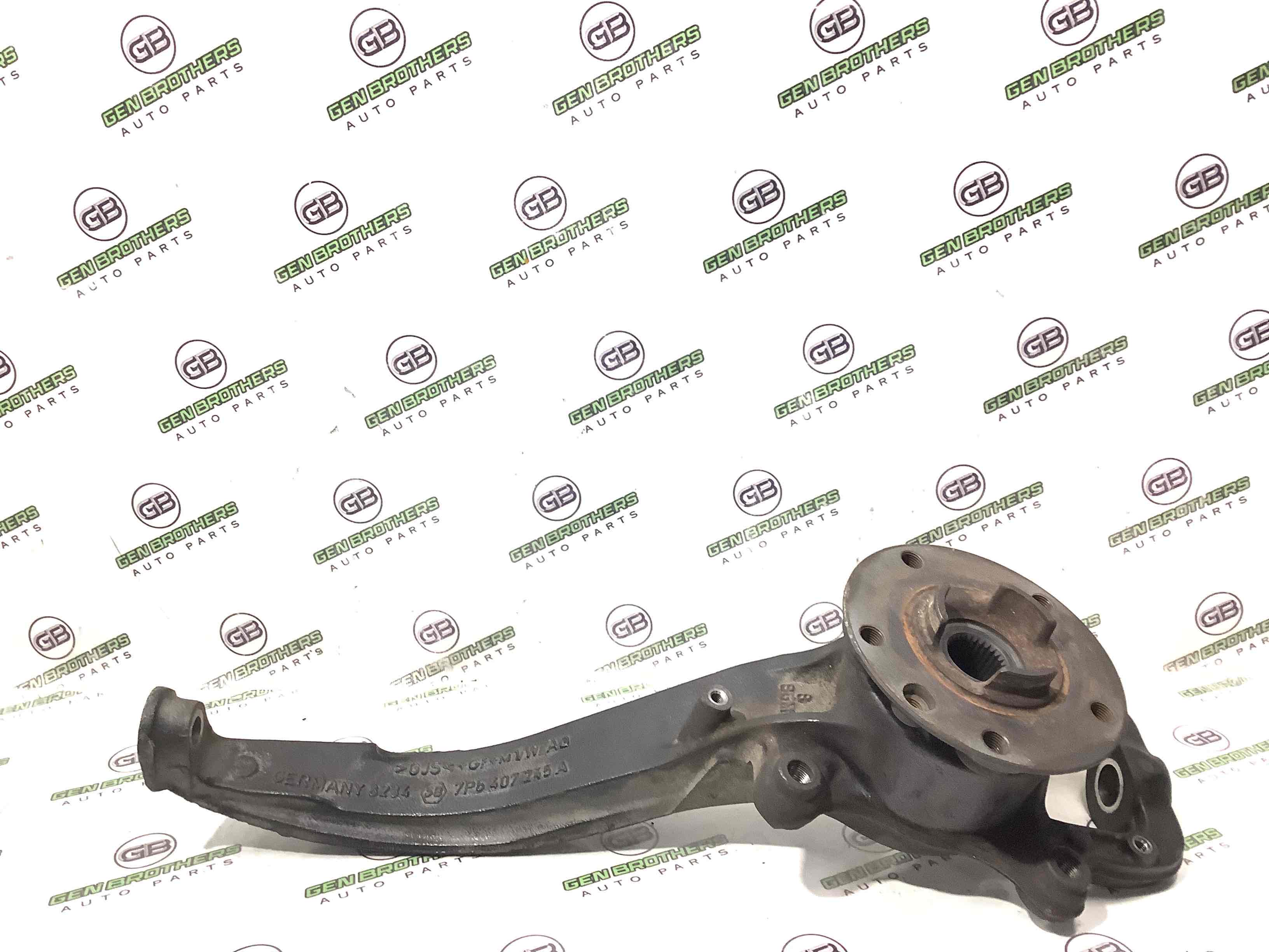 Кулак поворотний лівий