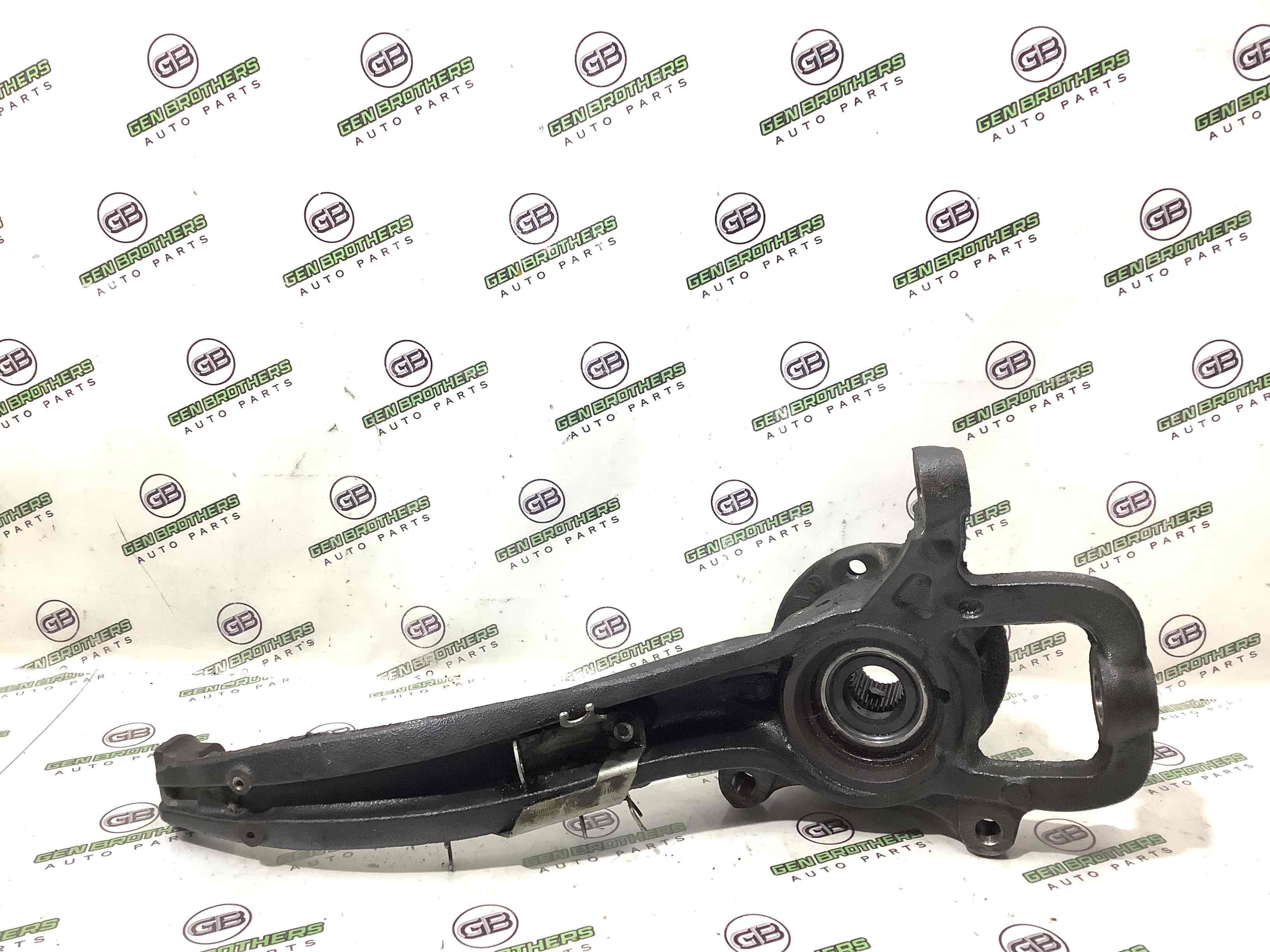 Кулак поворотний правий