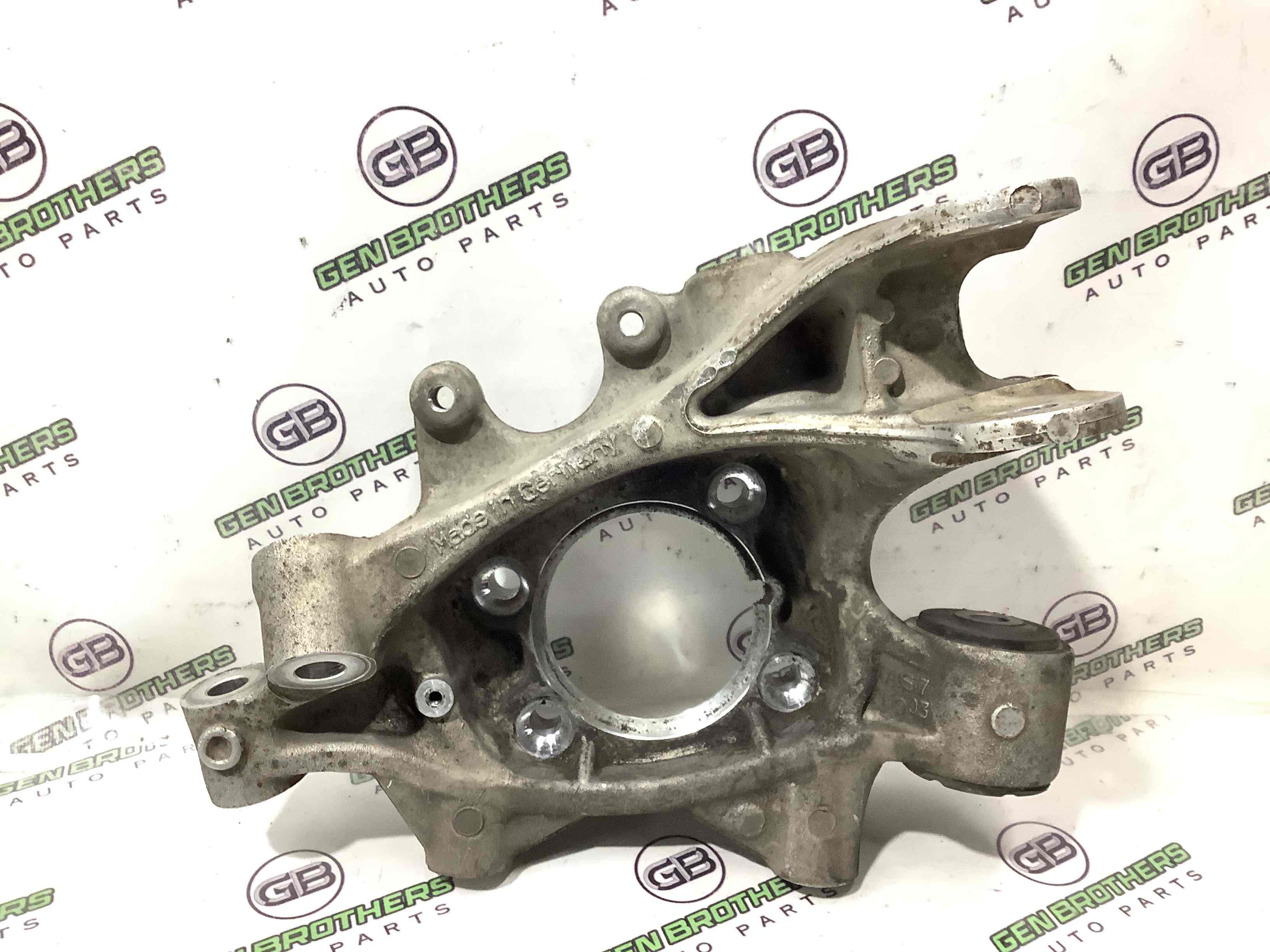 Кулак задній правий