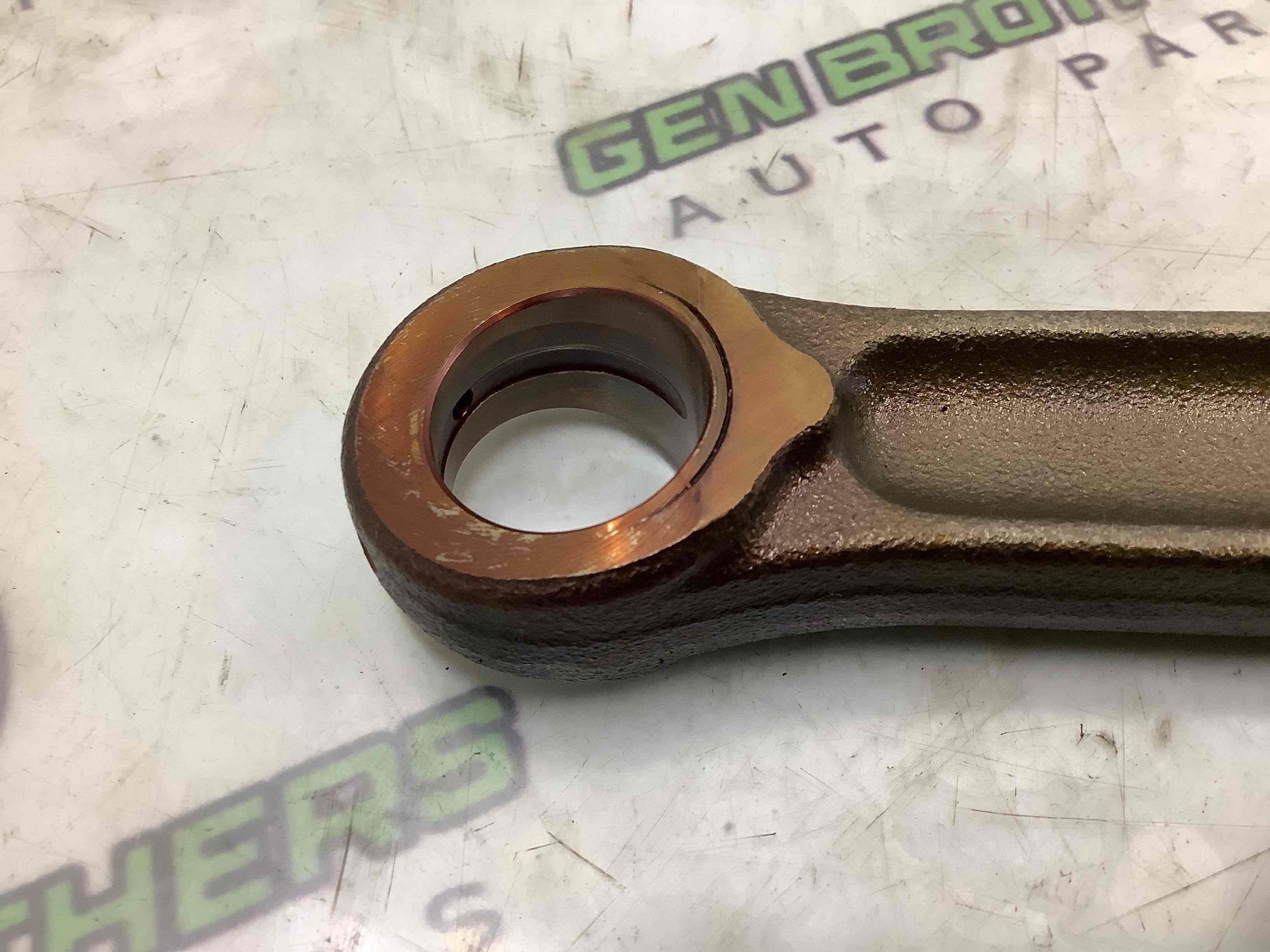 Шатун поршня двигуна