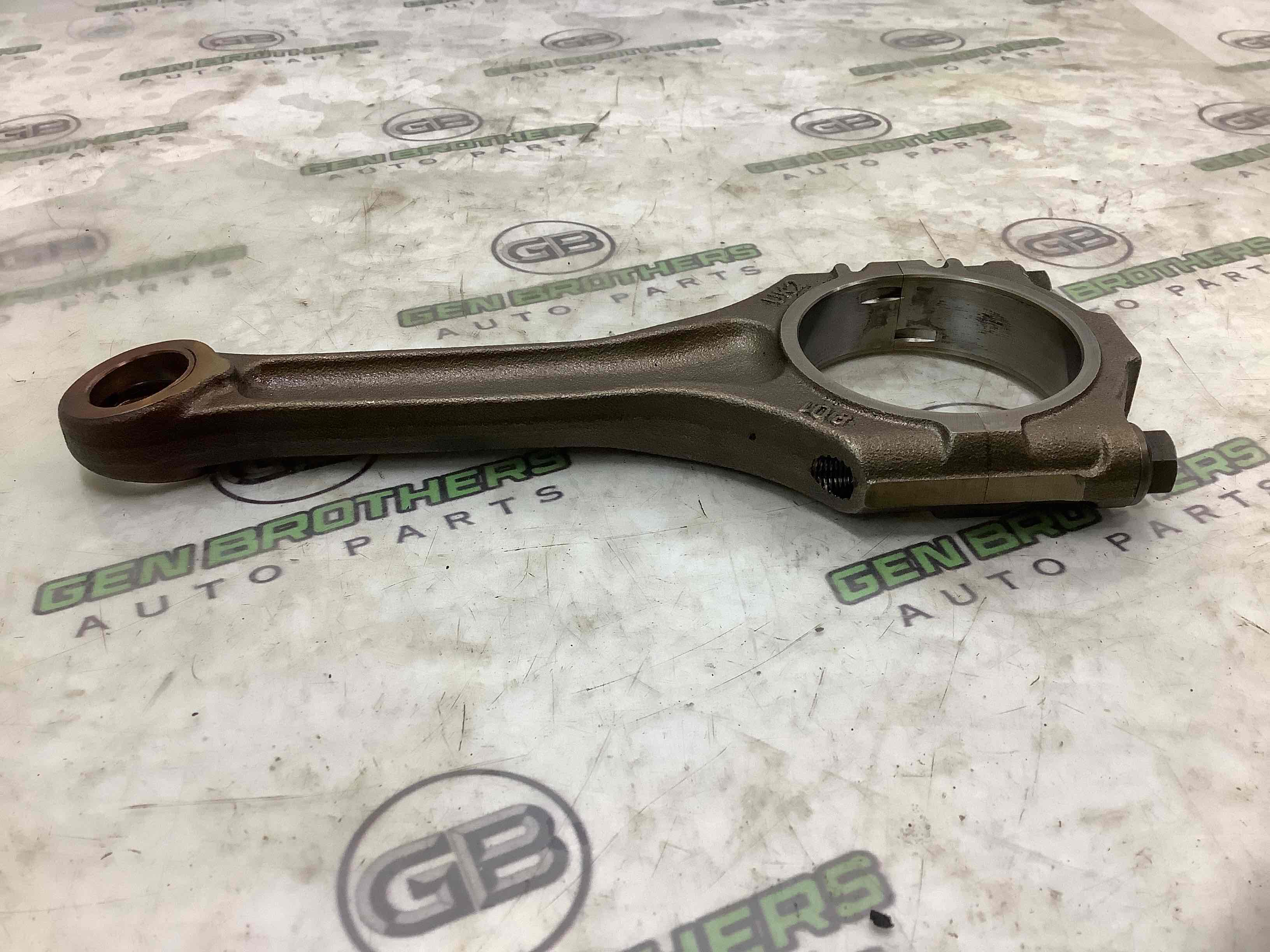 Шатун поршня двигуна