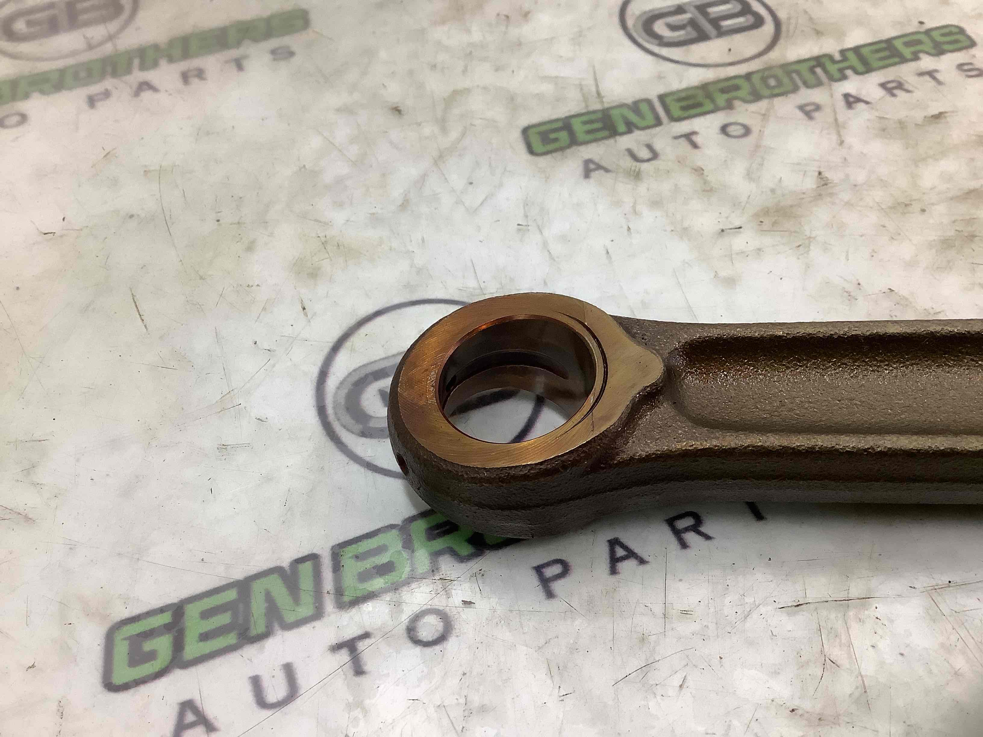 Шатун поршня двигуна