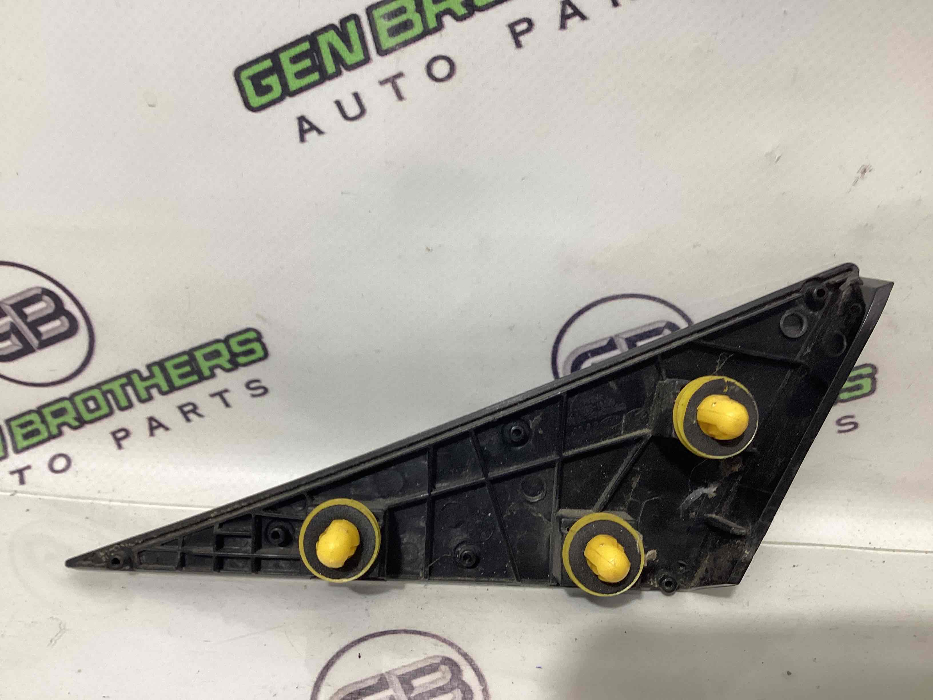 Корпус, накладка, кріплення правого дзеркала