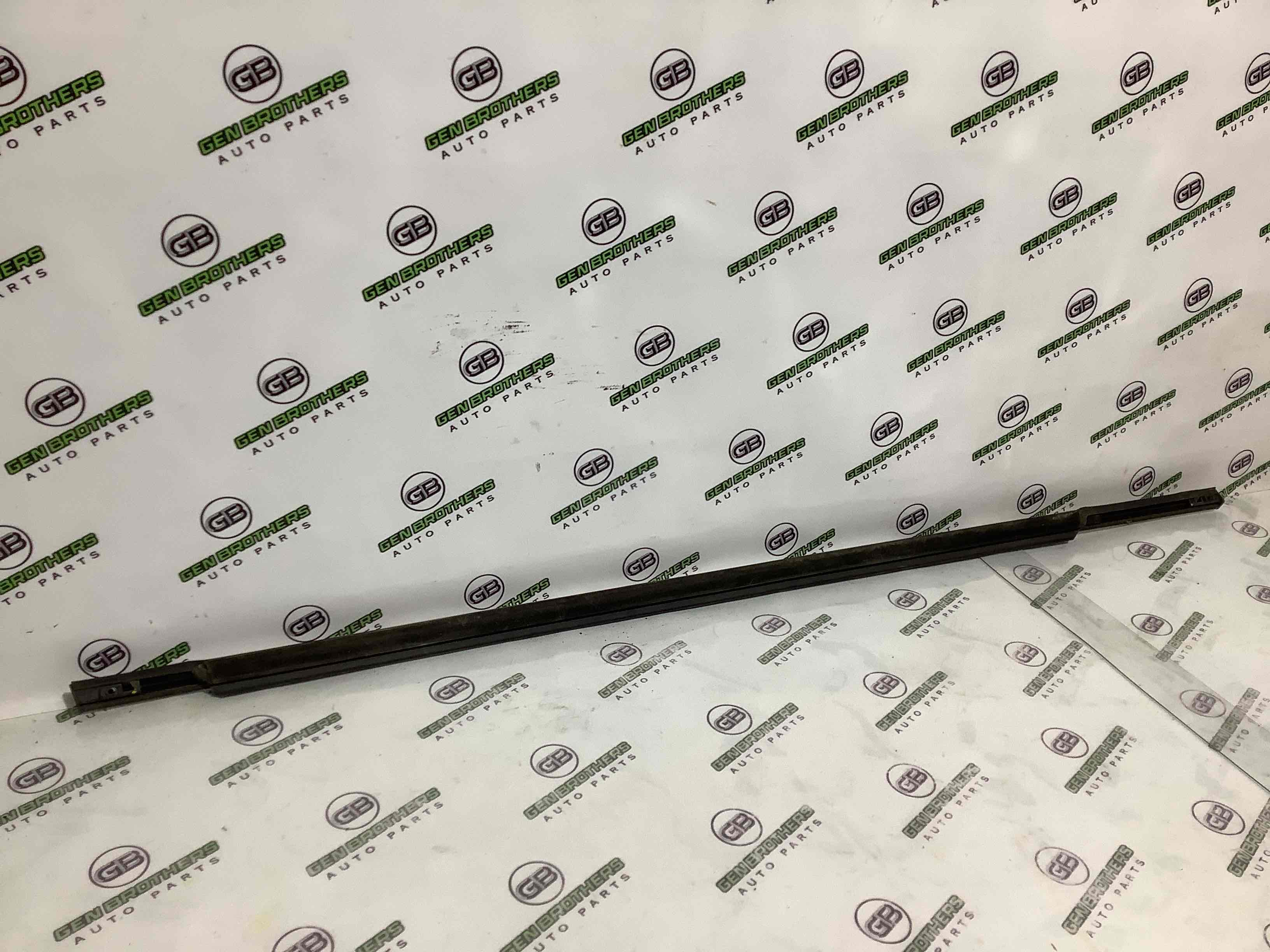 Молдинг двері передньої лівої