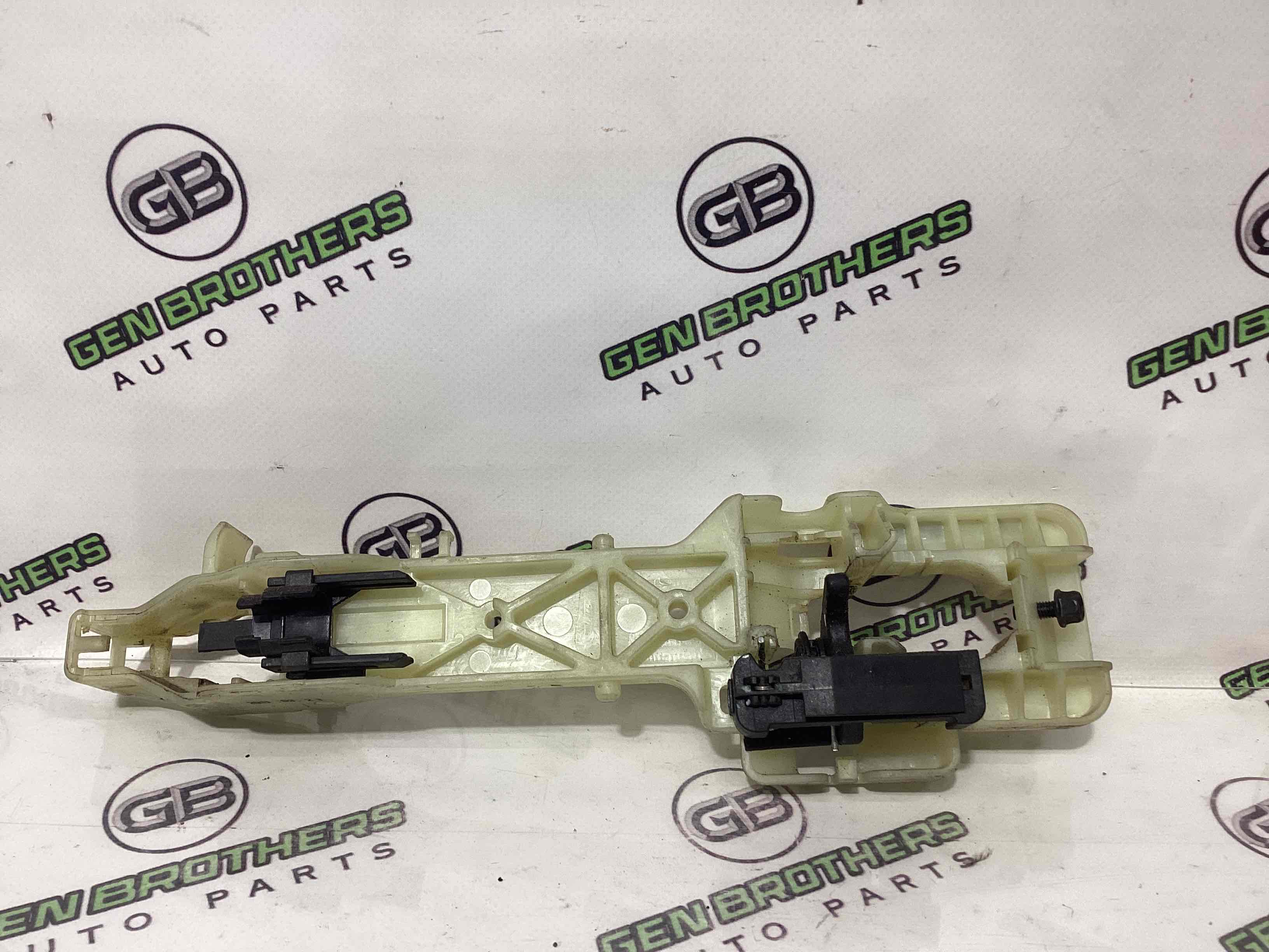 Кронштейн ручки дверей