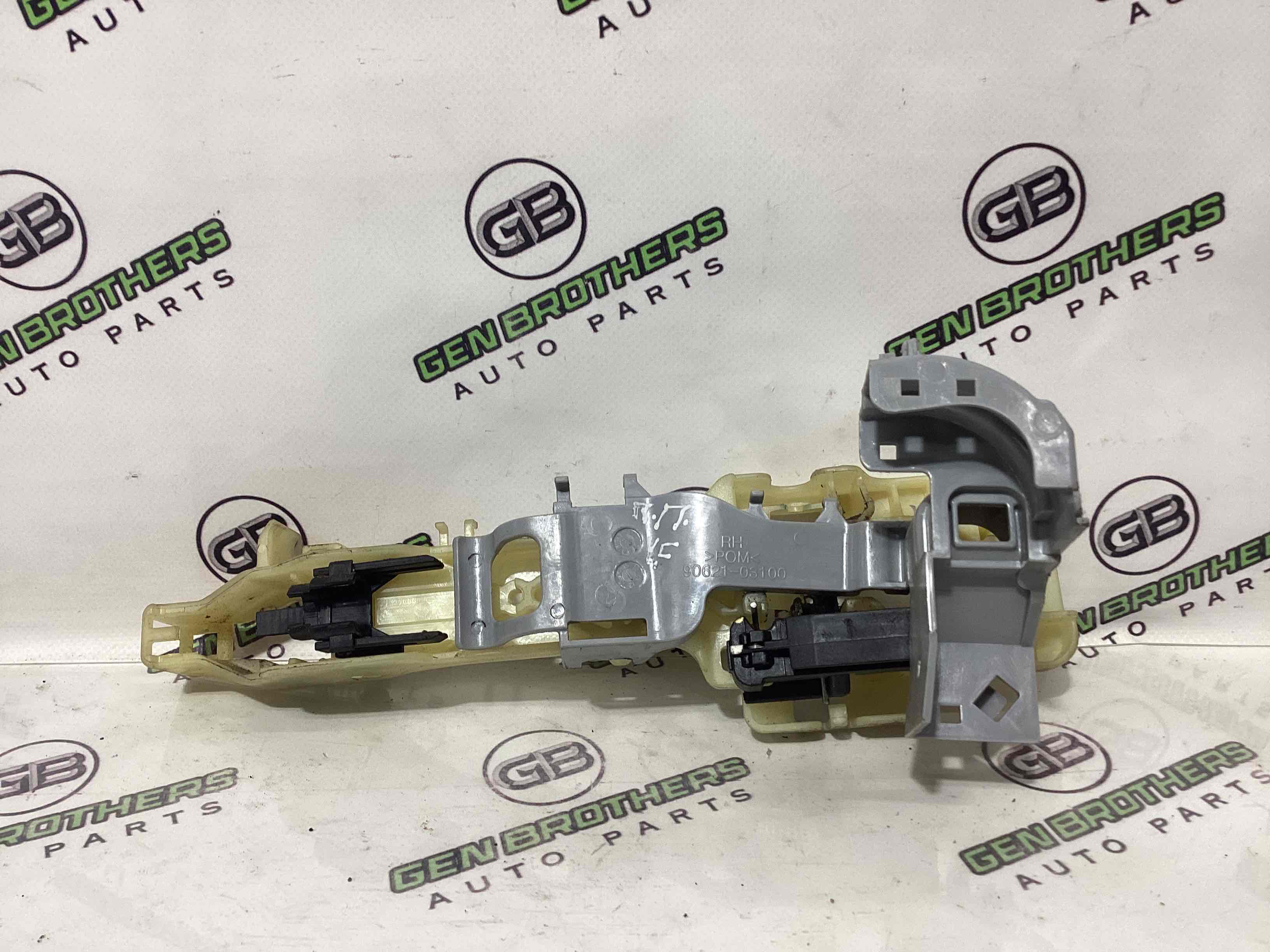 Кронштейн ручки дверей