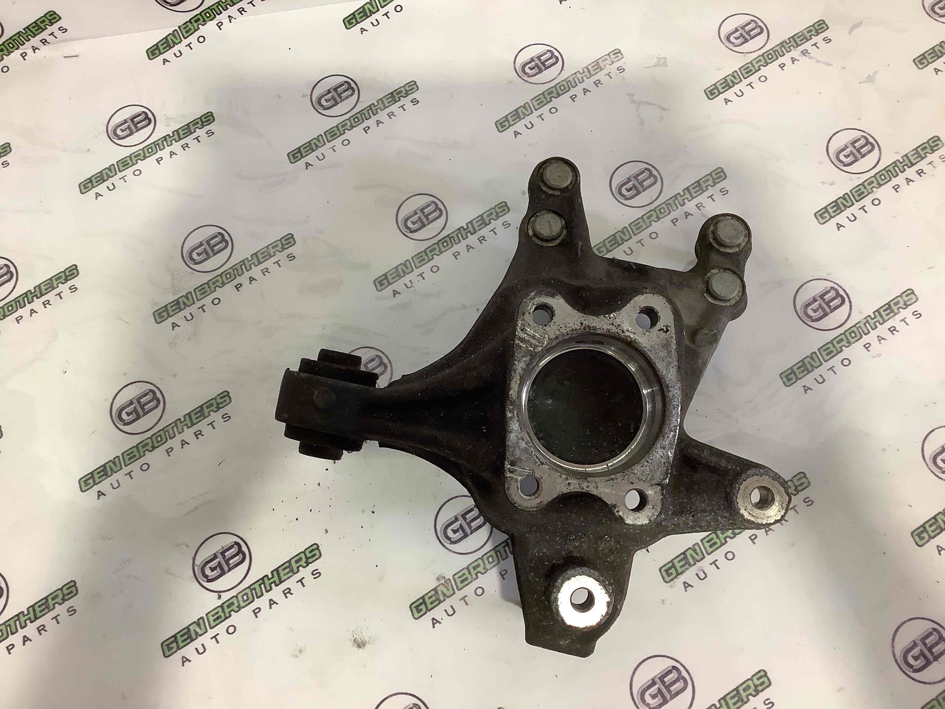 Кулак задній лівий