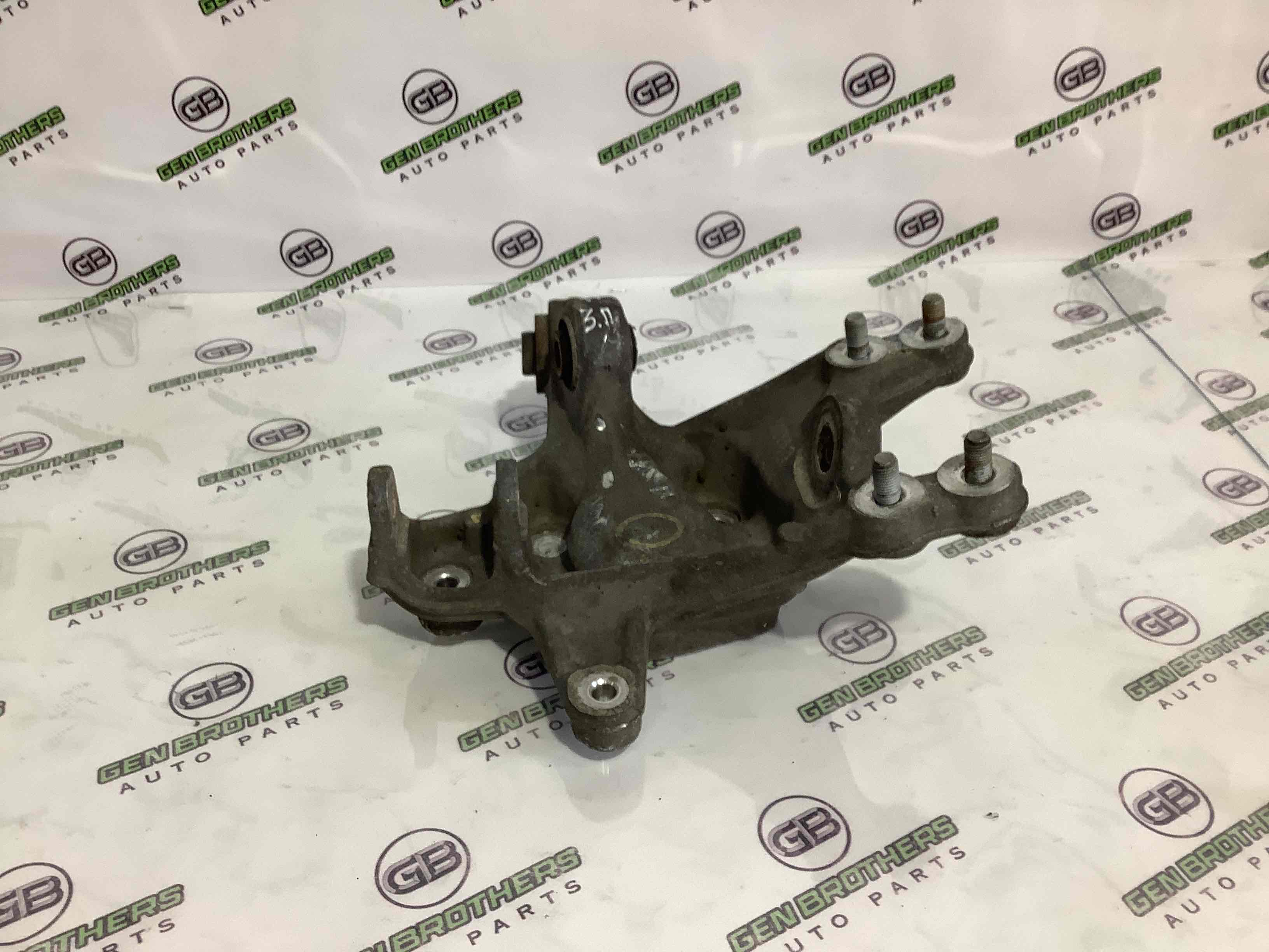 Кулак задний правый