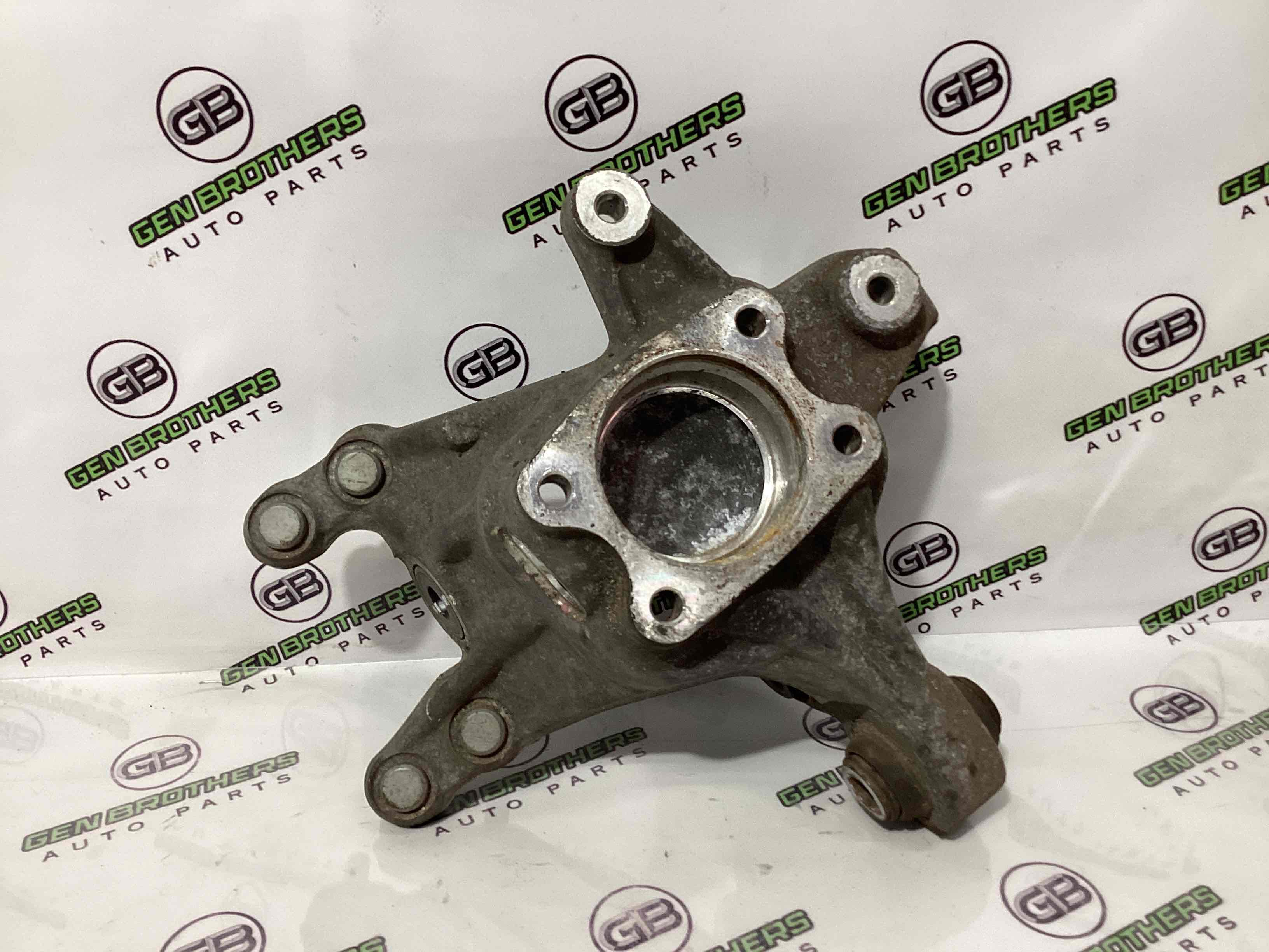 Кулак задній лівий