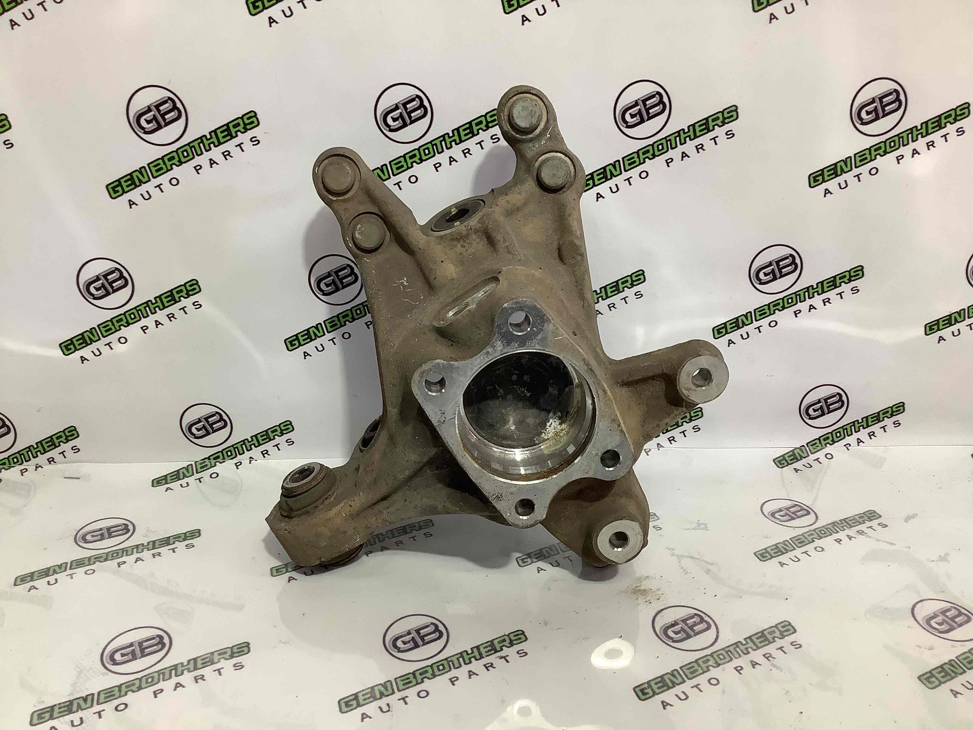 Кулак задній лівий